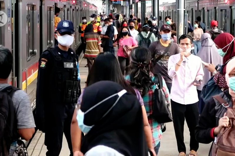 Suasana stasiun kereta saat PSBB Jakarta