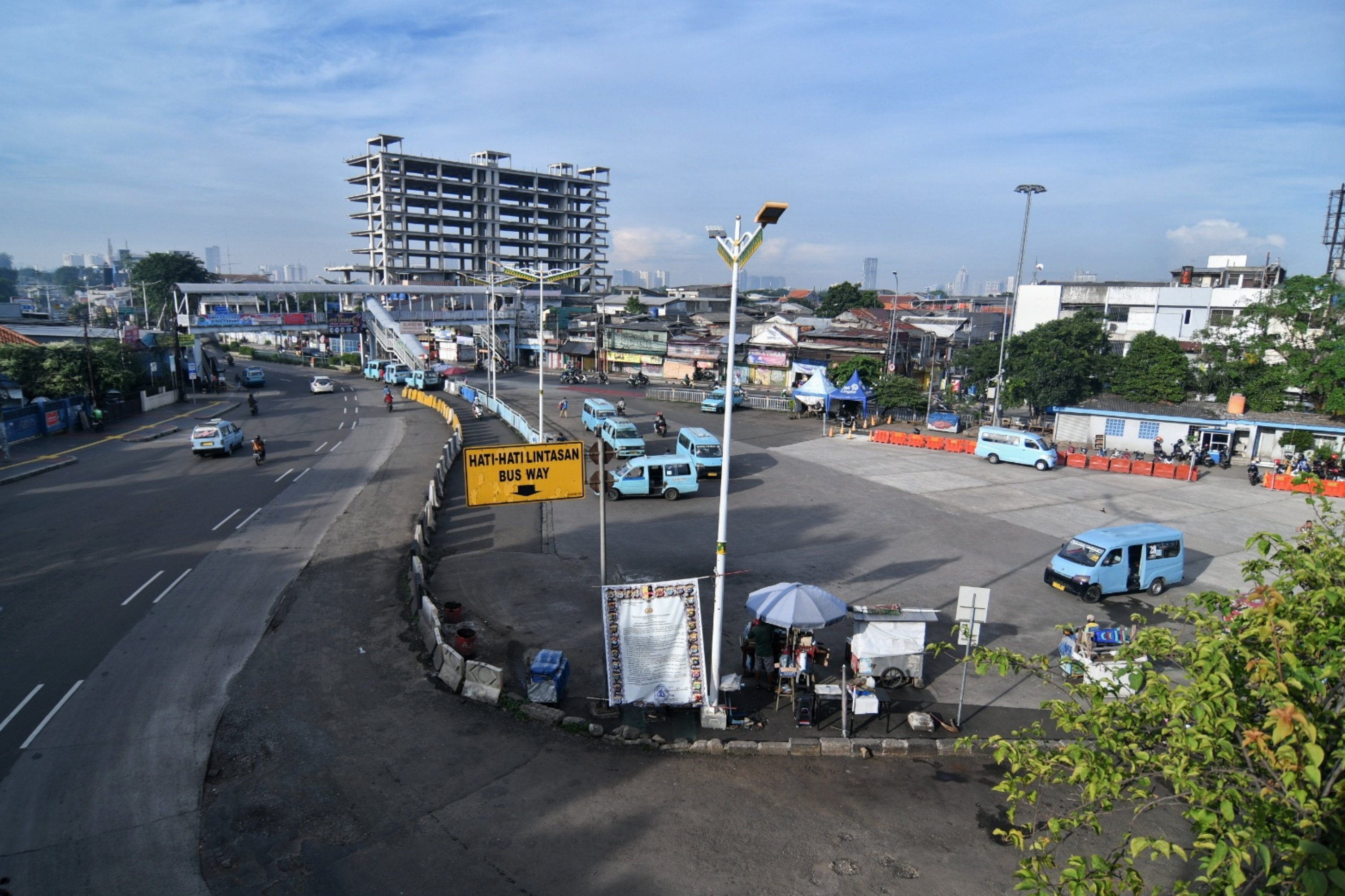 ngkutan perkotaan (angkot) yang tidak seramai biasanya di Terminal Kampung Melayu, Jakarta.