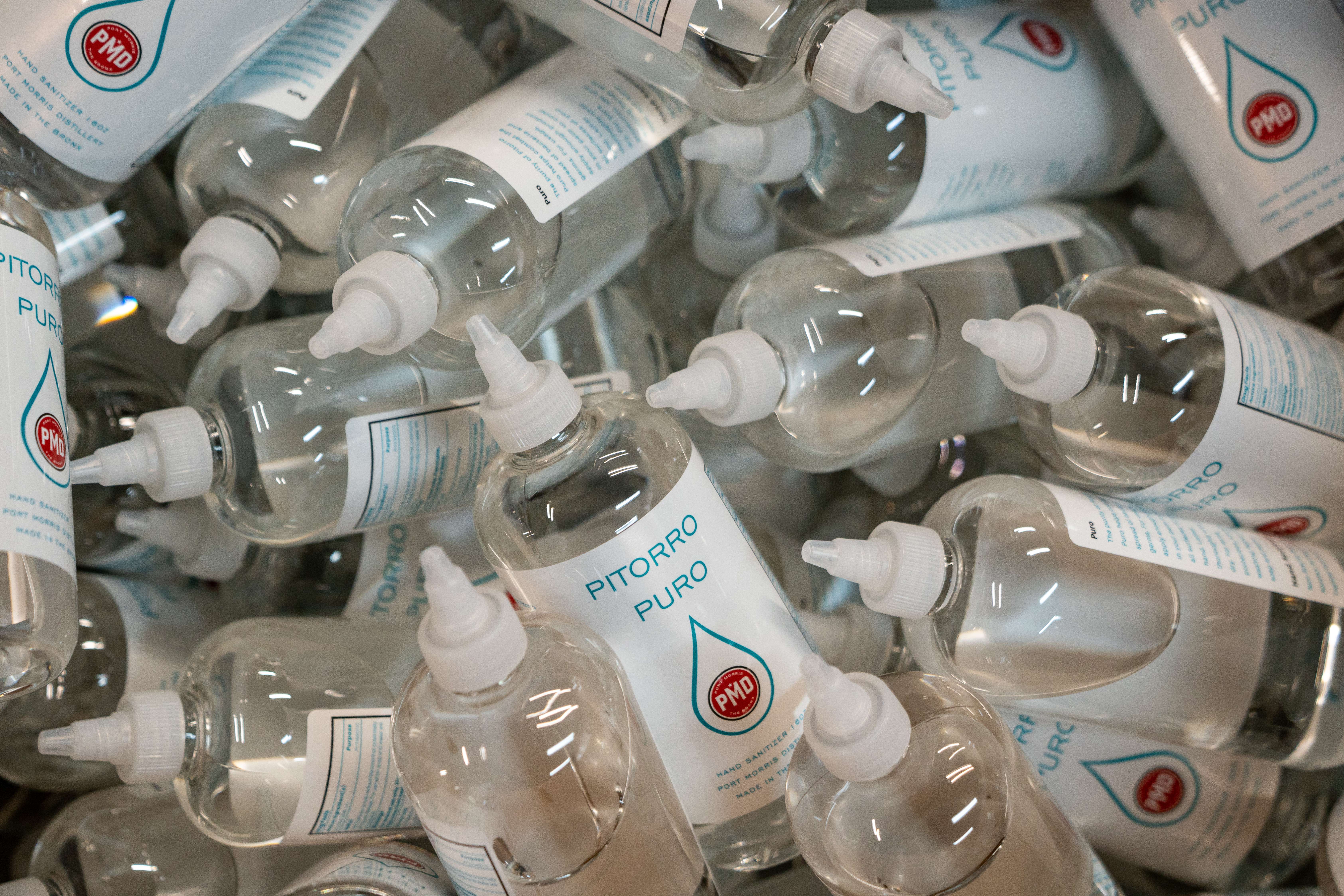 Botol-botol hand sanitizer yang siap dikemas di Port Morris Distillery di Bronx New York City (21/4)