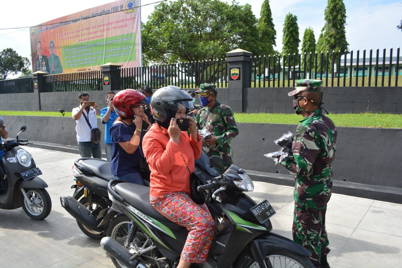 Korem 022/Pantai Timur membagikan 5000 masker kepada masyarakat yang melintas di seputaran Makorem 022/PT, Senin (27/4/2020).