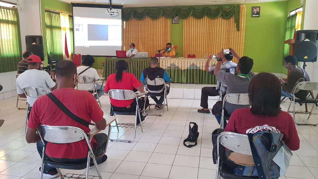 Wartawan di Kabupaten Sikka diedukasi tentang covid-19 oleh Satgas Covid-19 Sikka, dr. Clara Francis, Rabu (15/4).