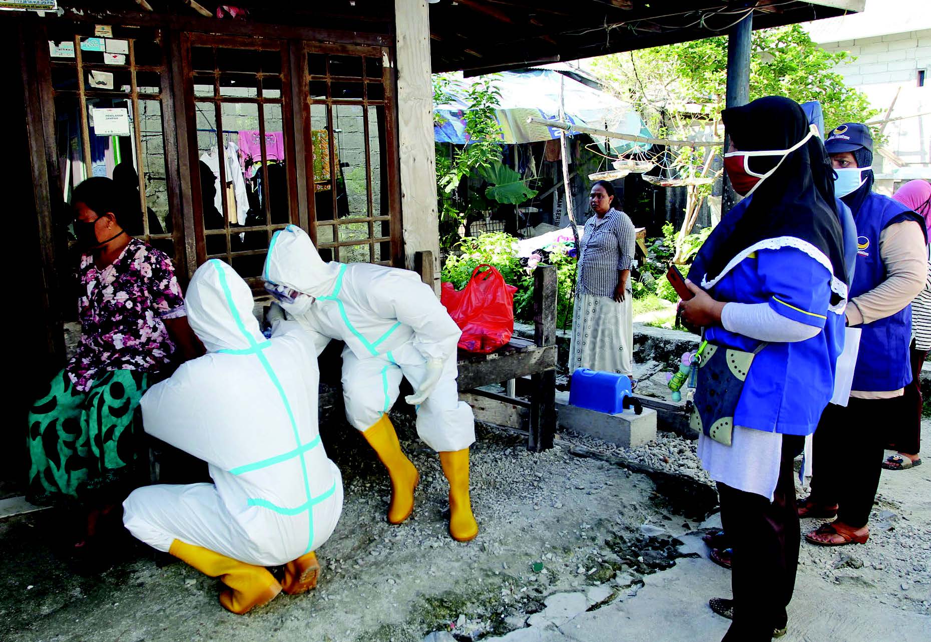 Petugas dari Badan Rescue NasDem melakukan rapid test warga Pulau Kelapa, Kepulauan Seribu, Jakarta, kemarin.