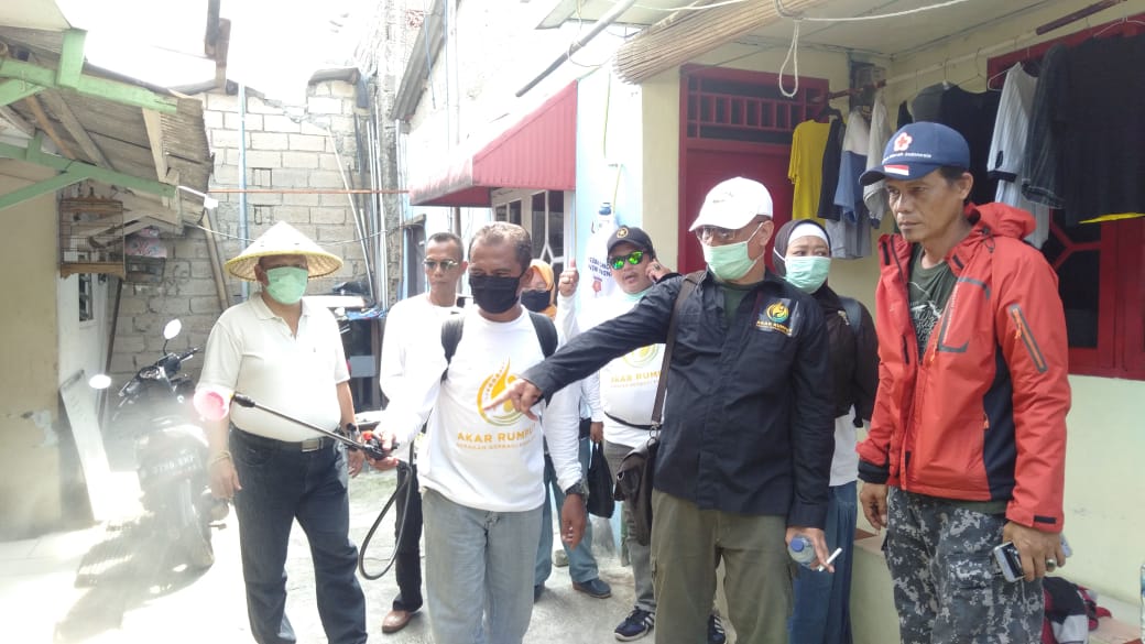 Penyemprotan disinfektan yang dilakukan Akar Rumput Gerakan Berbagi.