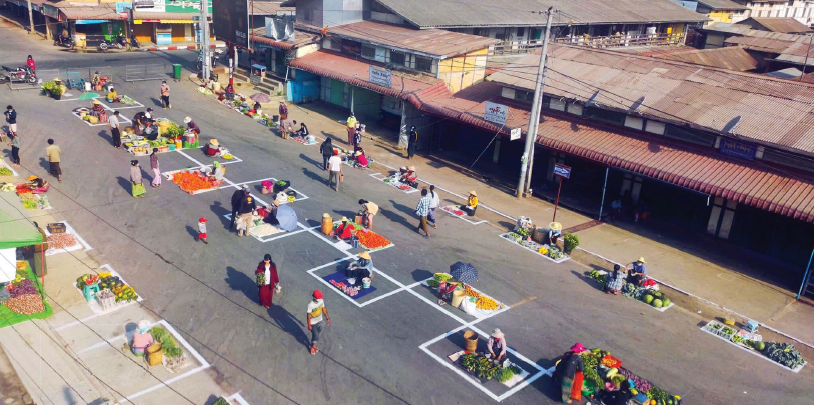 Belajar dari Myanmar -- Para pedagang menggelar dagangan di jalan dengan penerapan physical distancing di Kalaw, Myanmar, Minggu (19/4).