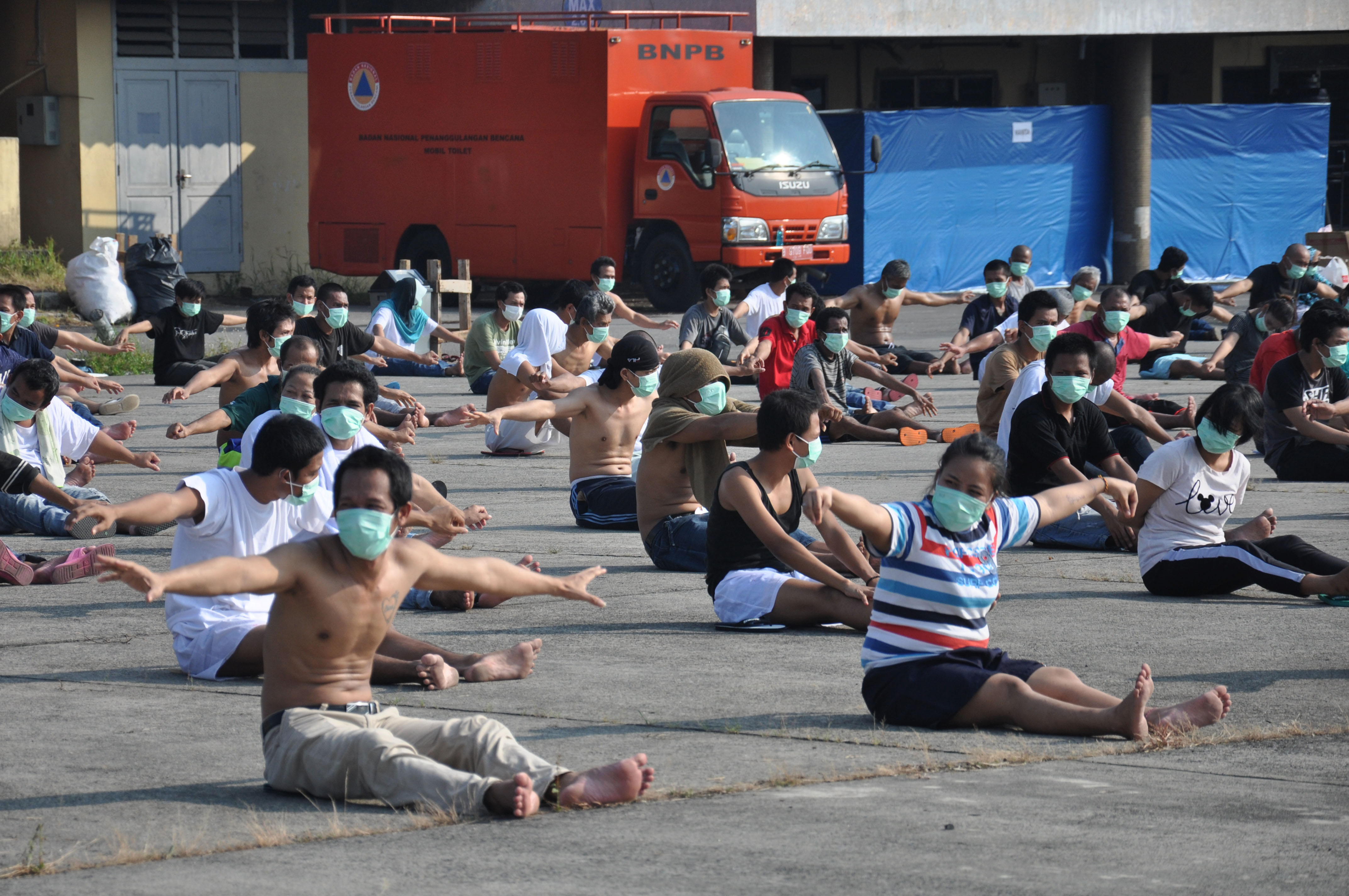 Tenaga Kerja Indonesia (TKI) asal Malaysia saat karantina di Pangkalan Udara Militer (Lanud) Soewondo Medan, Sumatra Utara.