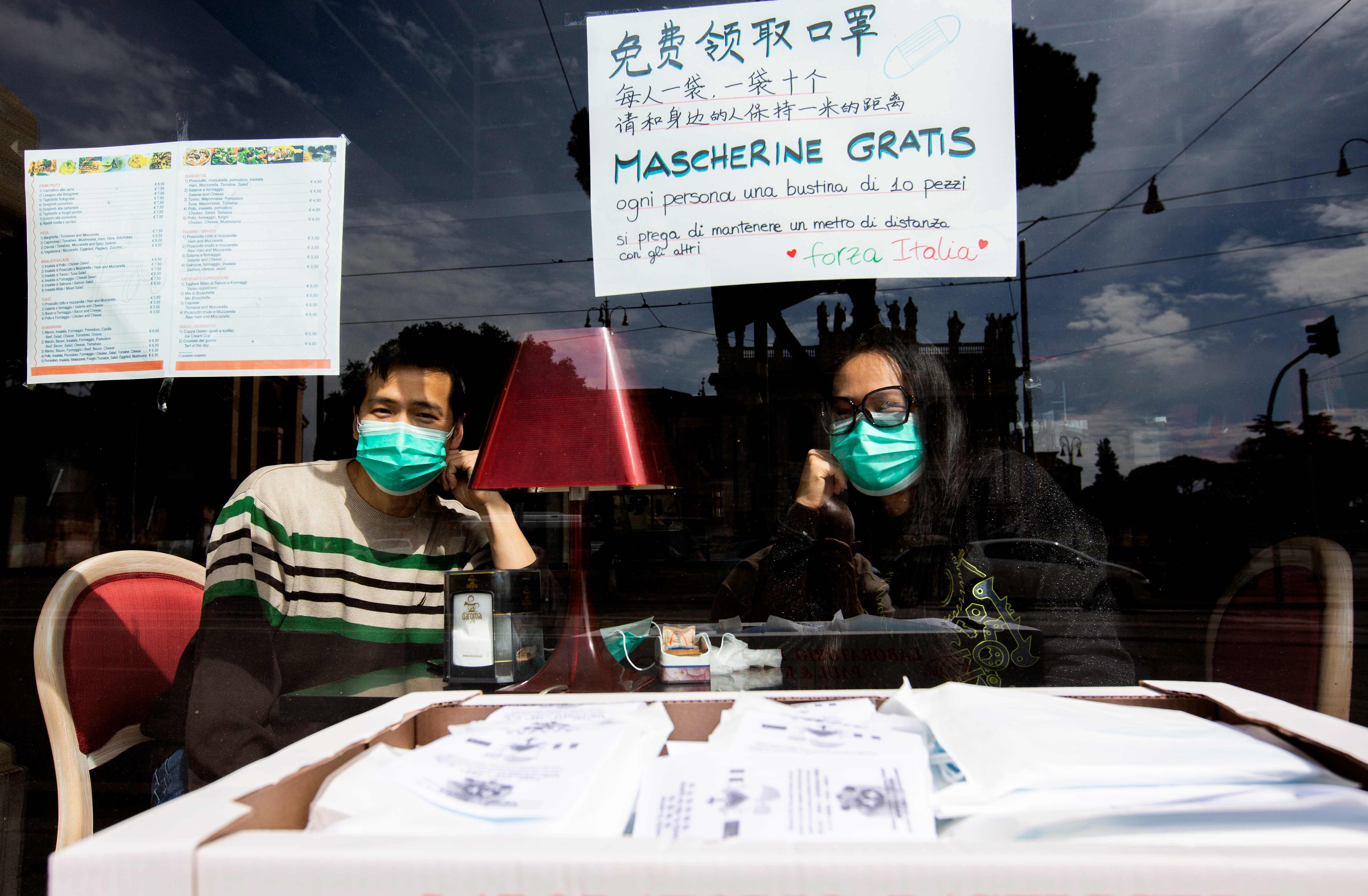 Sebuah bar Tiongkok di Roma, Italia membagikan masker gratis.