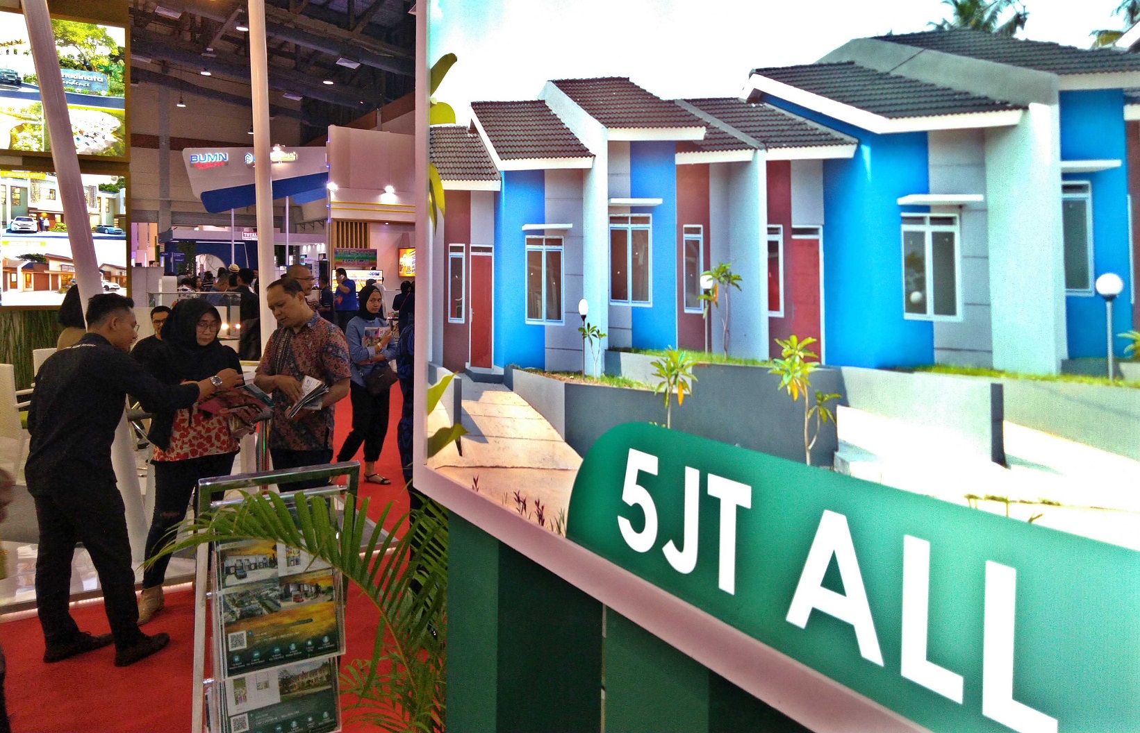 Suasana pameran properti. Kalangan pengembang mengapresiasi aturan OJK terkait stimulus dampak korona.