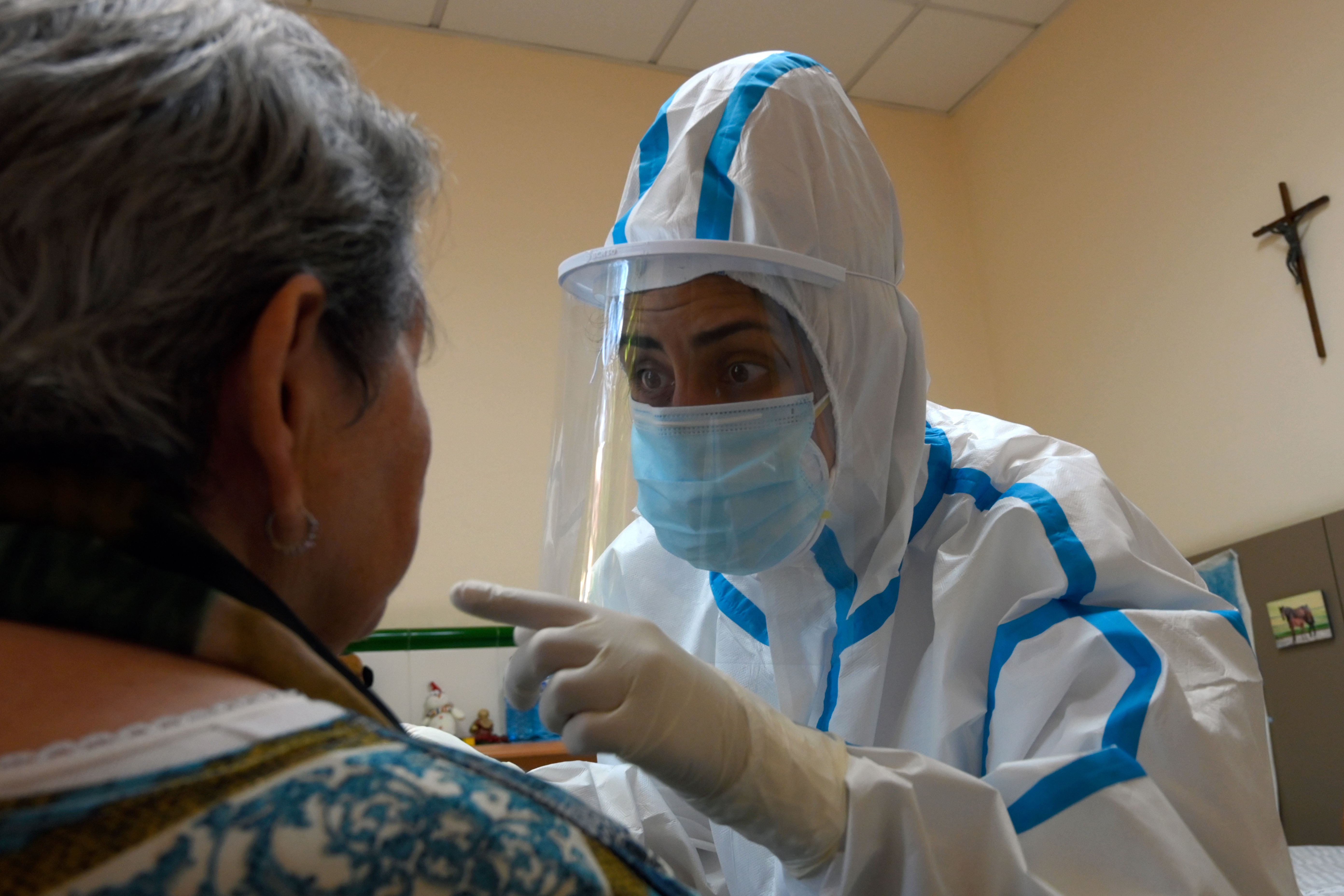Pekerja medis mengambil sampel swap dari seorang pasien di Rumah Sakit Sant Miquel, Barcelona, Spanyol.