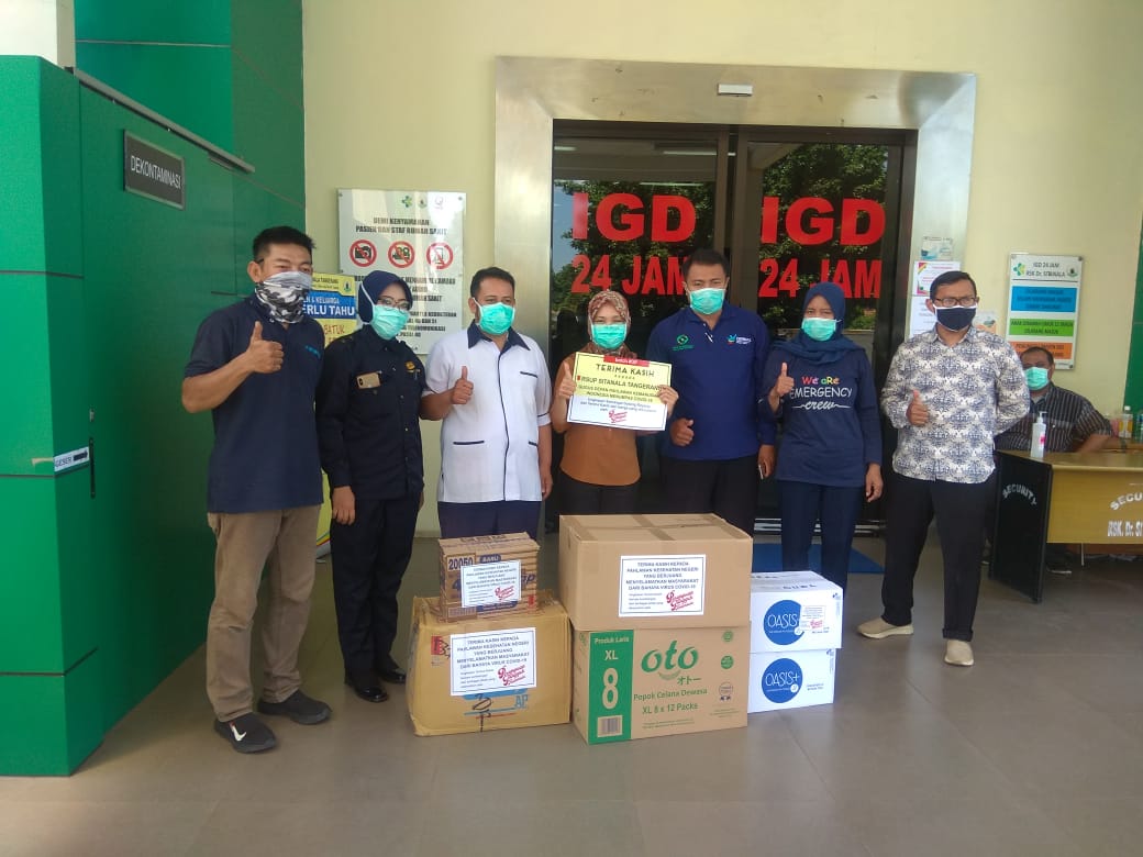 Bantuan logistik dari Perempuan Tangguh Indonesia kepada tenaga medis di rumah sakit