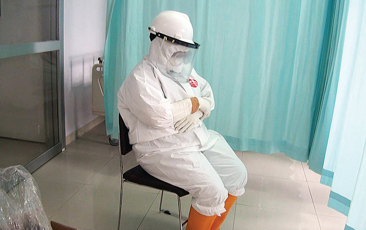 Suster Sri Rusyati melaksanakan salat dengan menggunakan pakaian alat pelindung diri (APD) di selasela menangani pasien di ruang isolasi.