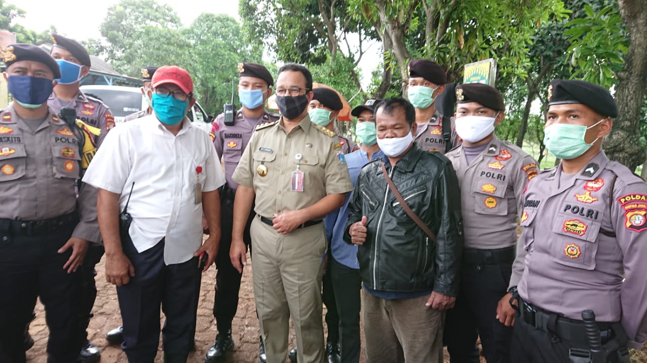 Gubernur DKI Jakarta Anies Baswedan sidak makam massal korban covid-19 di TPU Pondok Ranggon, Jakata Timur, Selasa (14/4).