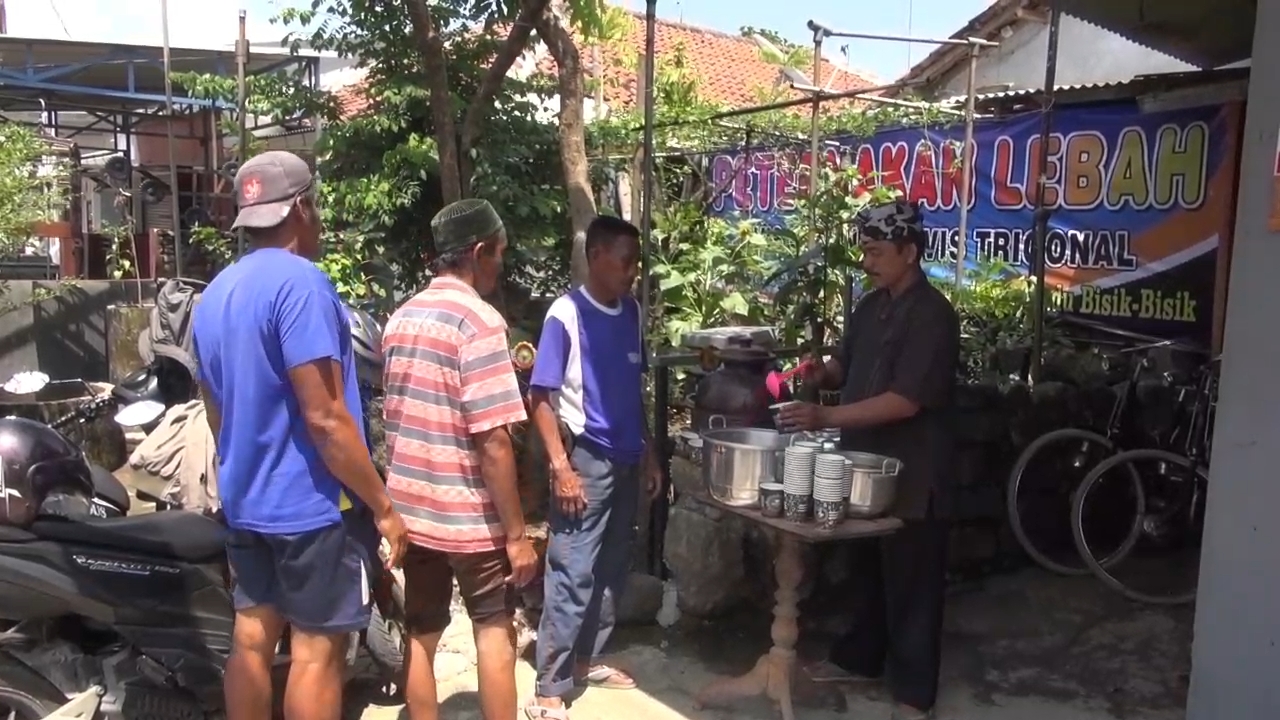 Pawang lebah Tedjo Asmoro, warga Kalinyamat Kulon, Kelurahan Margadana, Kota Tegal, meracik minuman herbal untuk diberikan kepada warga.