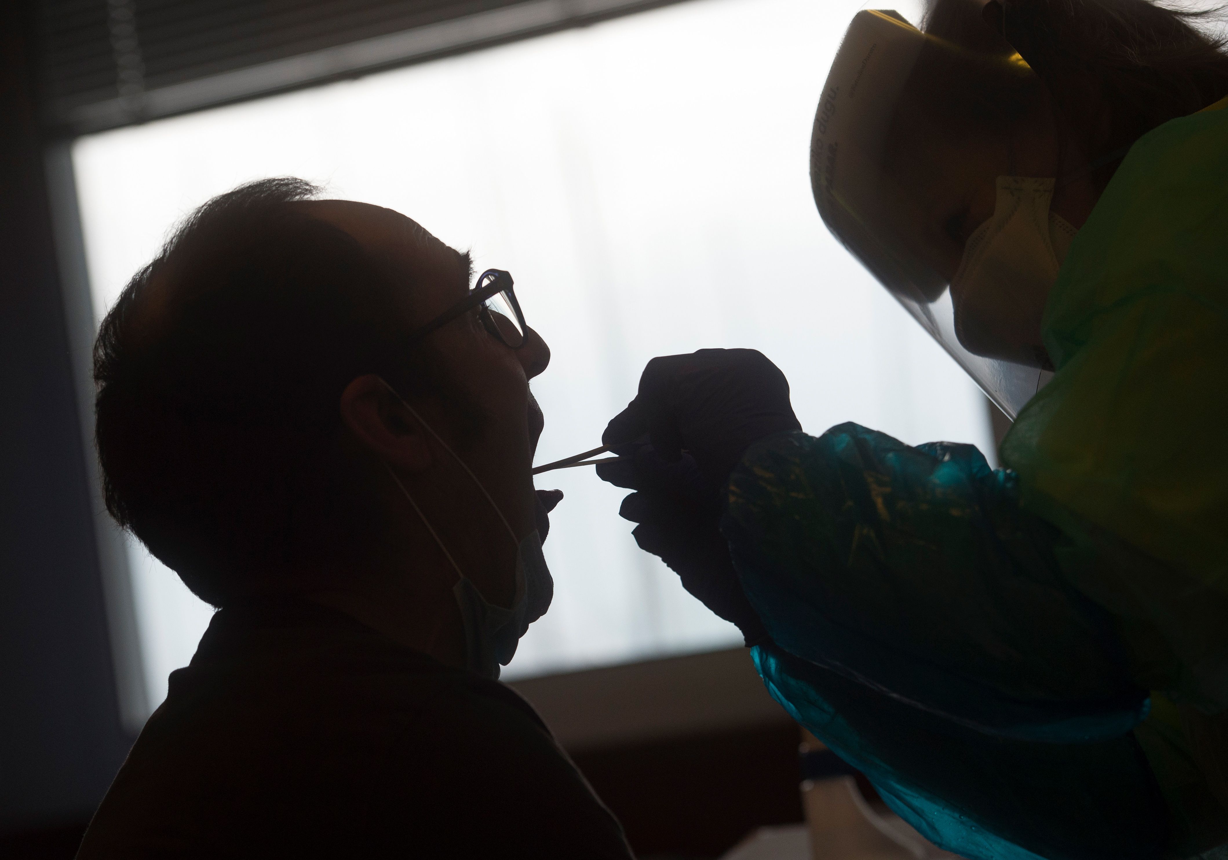 Petugas medis mengambil sampel swab warga di Hondarribia, Spanyol.