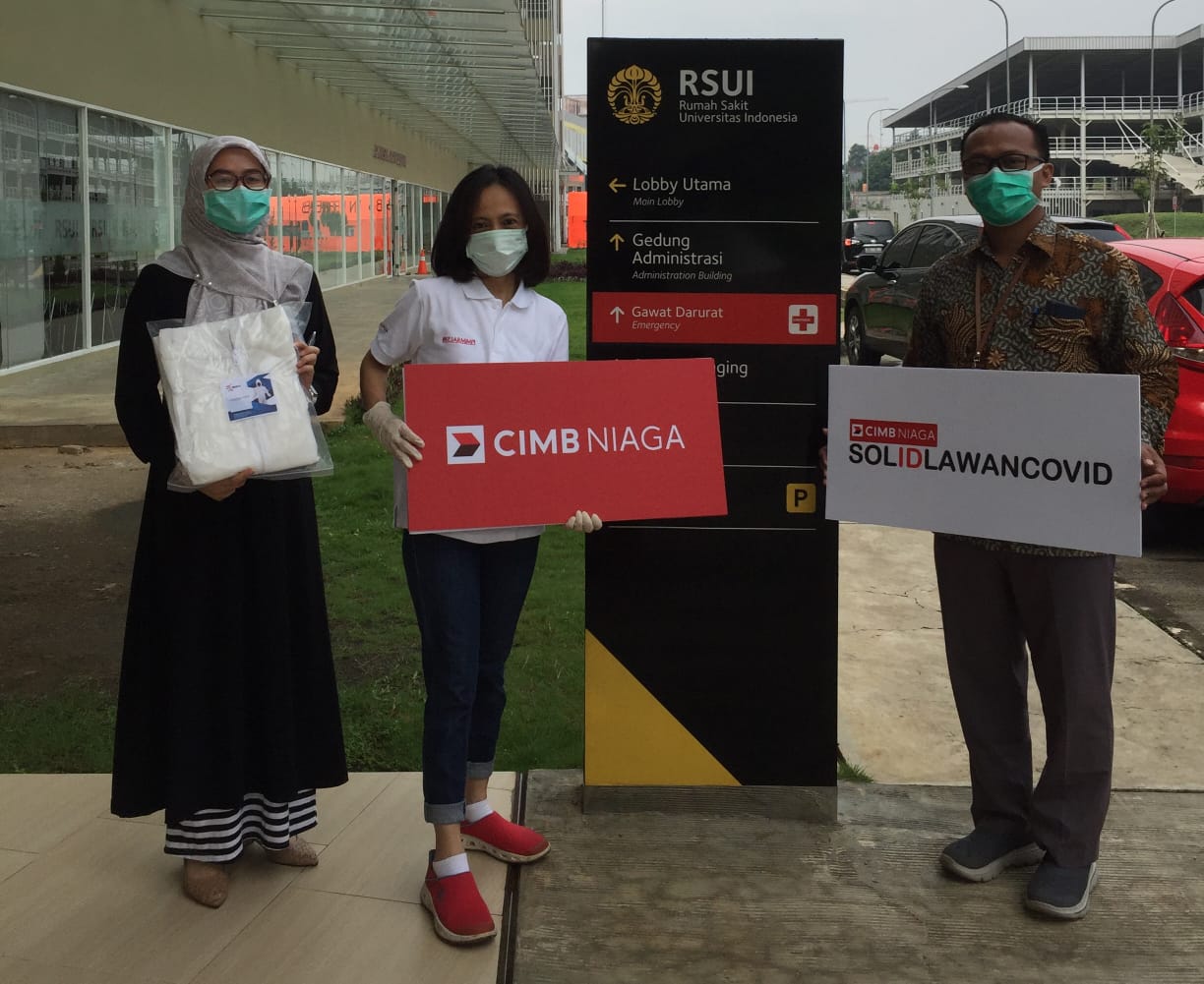 Penyerahan bantuan dari CIMB Niaga.  