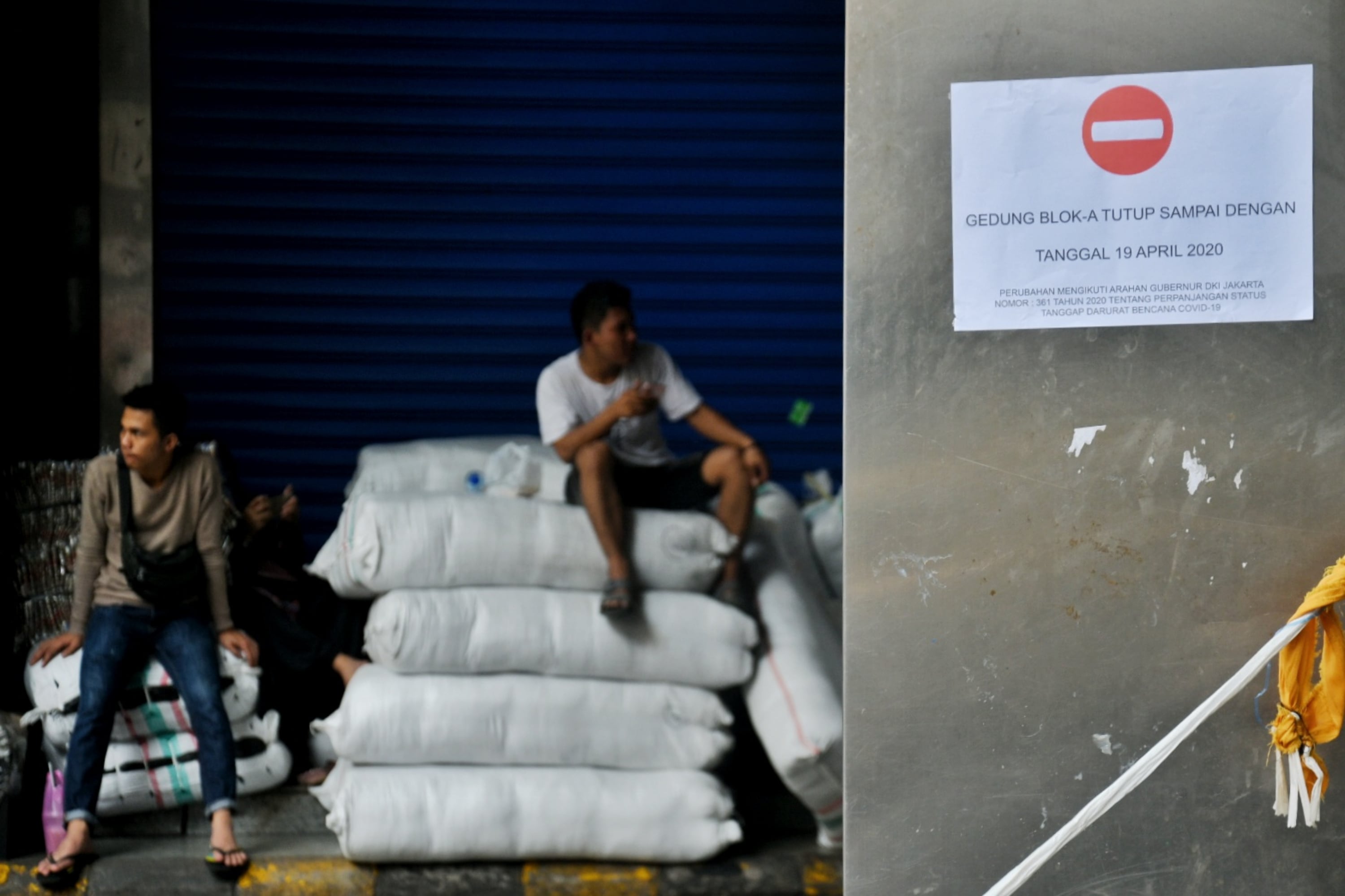  Pasar Tanah Abang batal dibuka tapi pengunjung baik pedagang maupun pembeli memadati kawasan Pasar Tanah Abang, Jakarta, Senin (6/4).