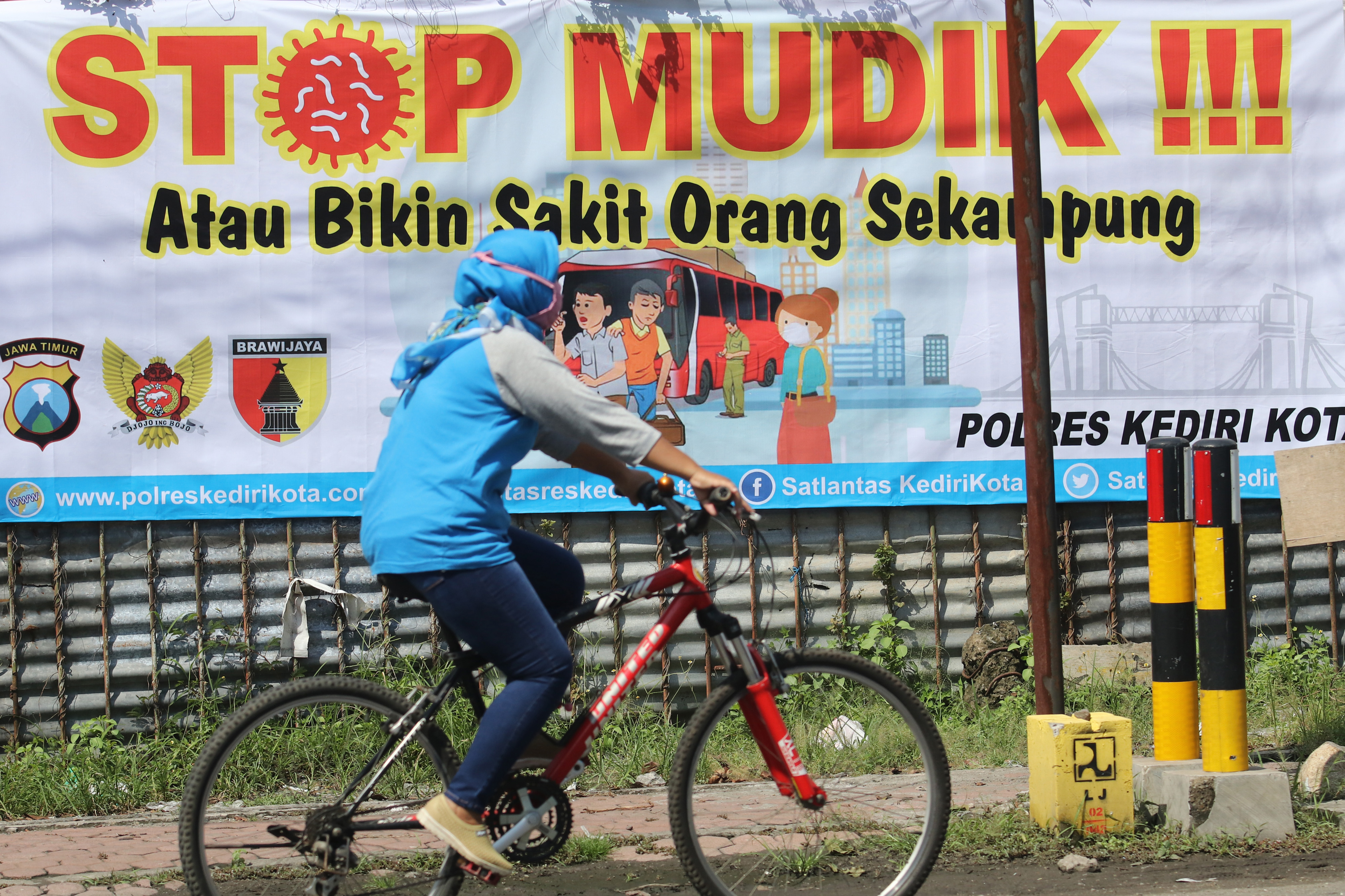 Spanduk larangan mudik