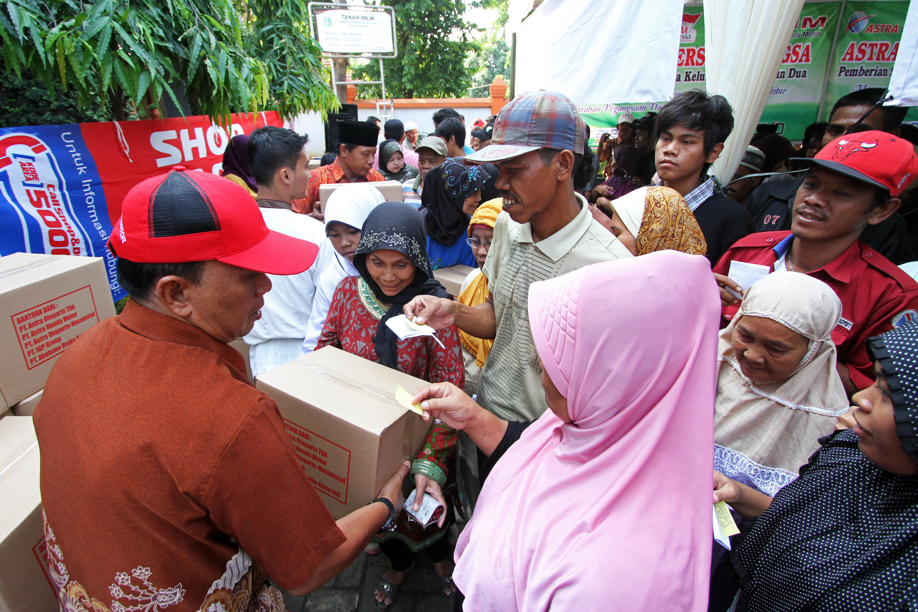 Warga menerima bantuan paket sembako di Kantor Kelurahan Pegangsaan Dua, Kelapa Gading, Jakarta