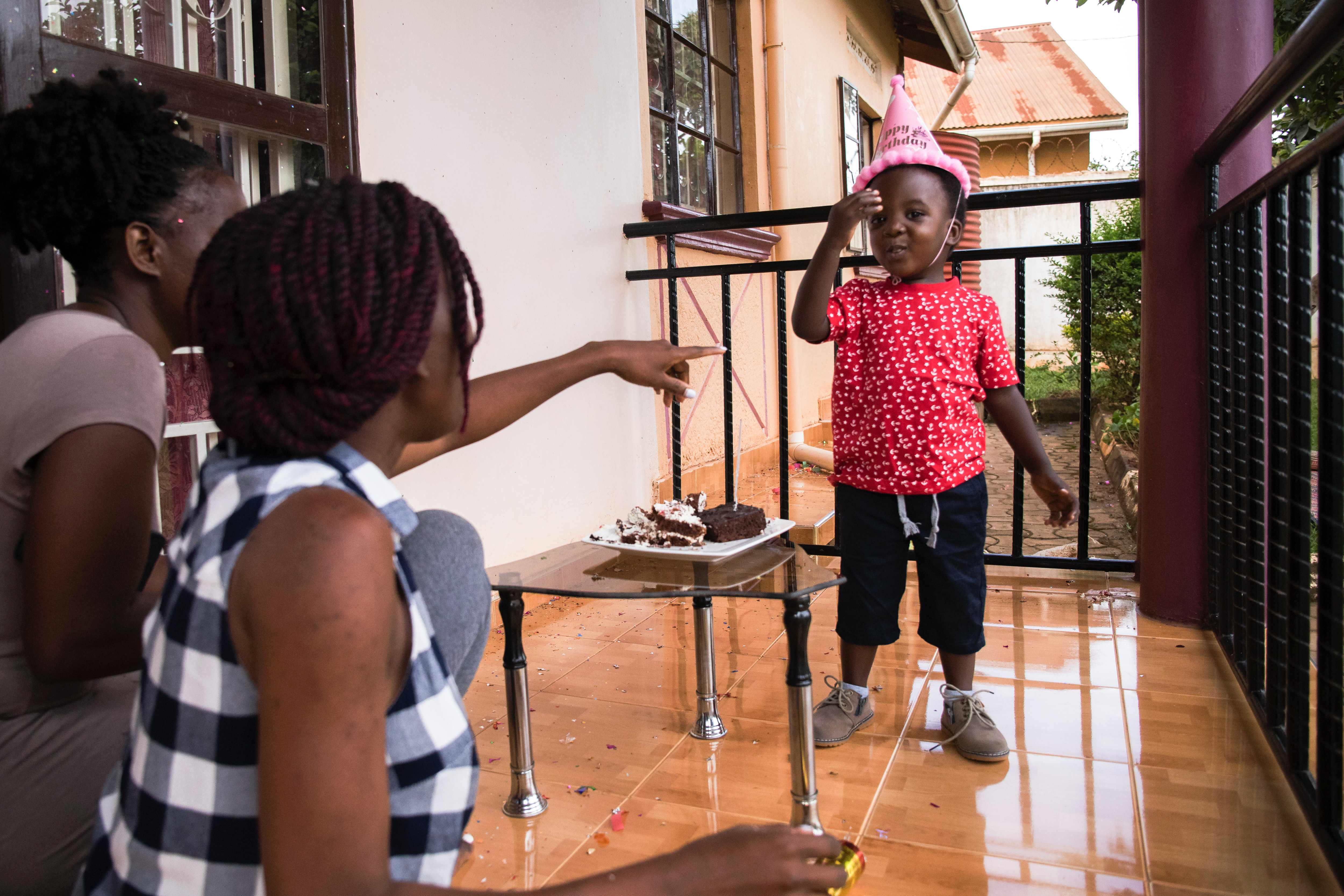 Brixton Ley Mwesigwe (kanan) merayakan ulang tahun tanpa mengundang teman-temannya karena lockdown di Uganda.