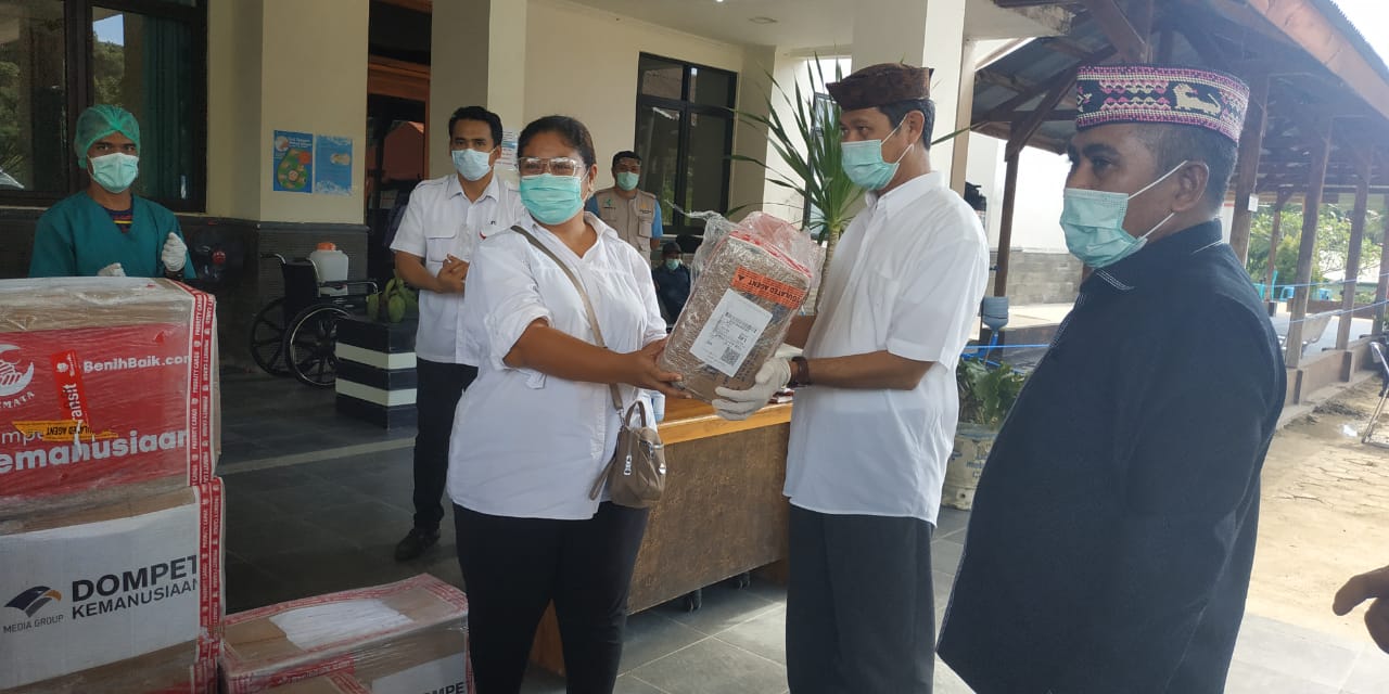 Ketua DPD Partai NasDem Mabar, Edi Tasius Endi (kedua kanan), menyerahkan bantuan alat pelindung diri (APD) dari Media Group.