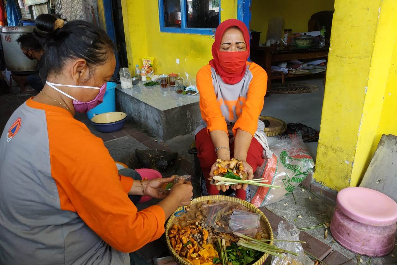 Warga membuat jamu empon-empon