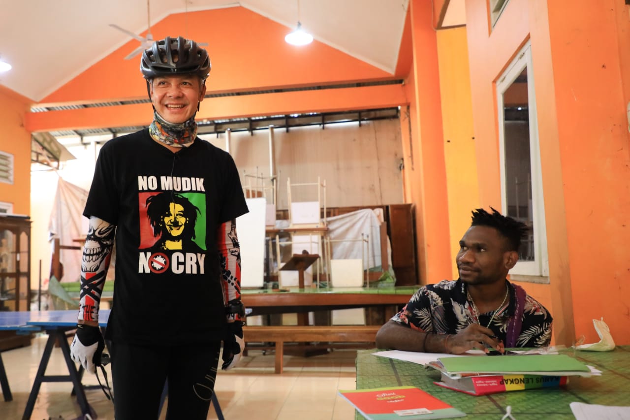 Gubernur Jaw Tengah Ganjar Pranowo (kiri) mengkampanyekan 