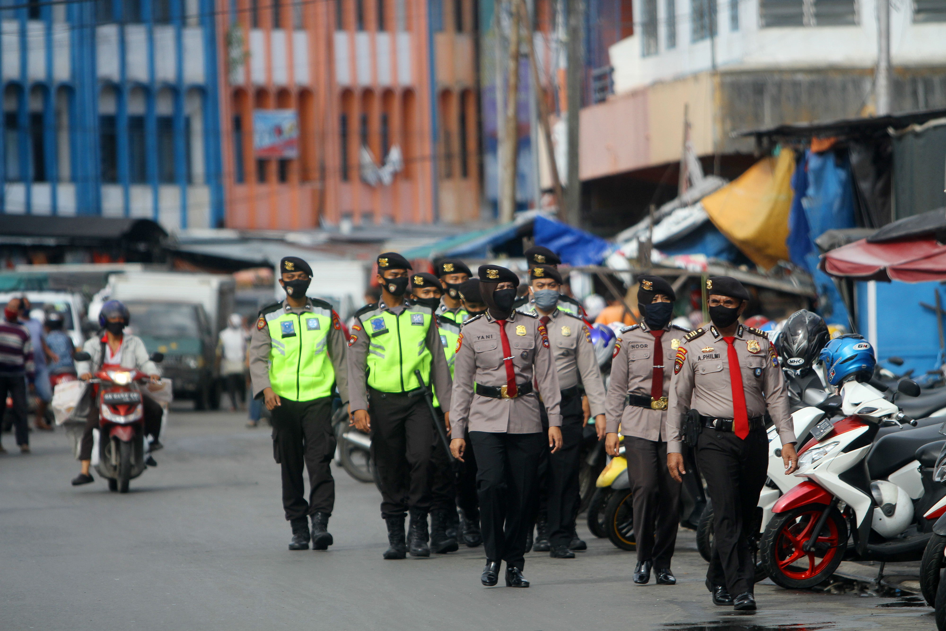 Petugas Tindak Tegas Warga yang Cuek