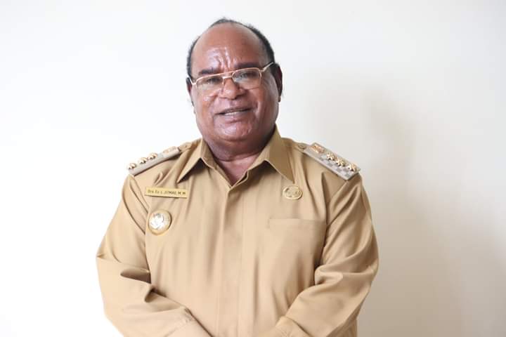 WALI Kota Sorong, Provinsi Papua Barat, Lamberth Jitmau perintahkan Satpol PP pukul pelanggar protokol covid-19 dengan rotan.