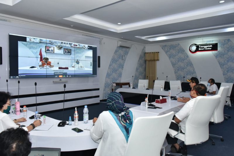 Bupati Trenggalek Moch Nur Arifin dan jajaran saat mengikuti teleconferensi dengan Menteri Sosial Juliari P. Batubara.