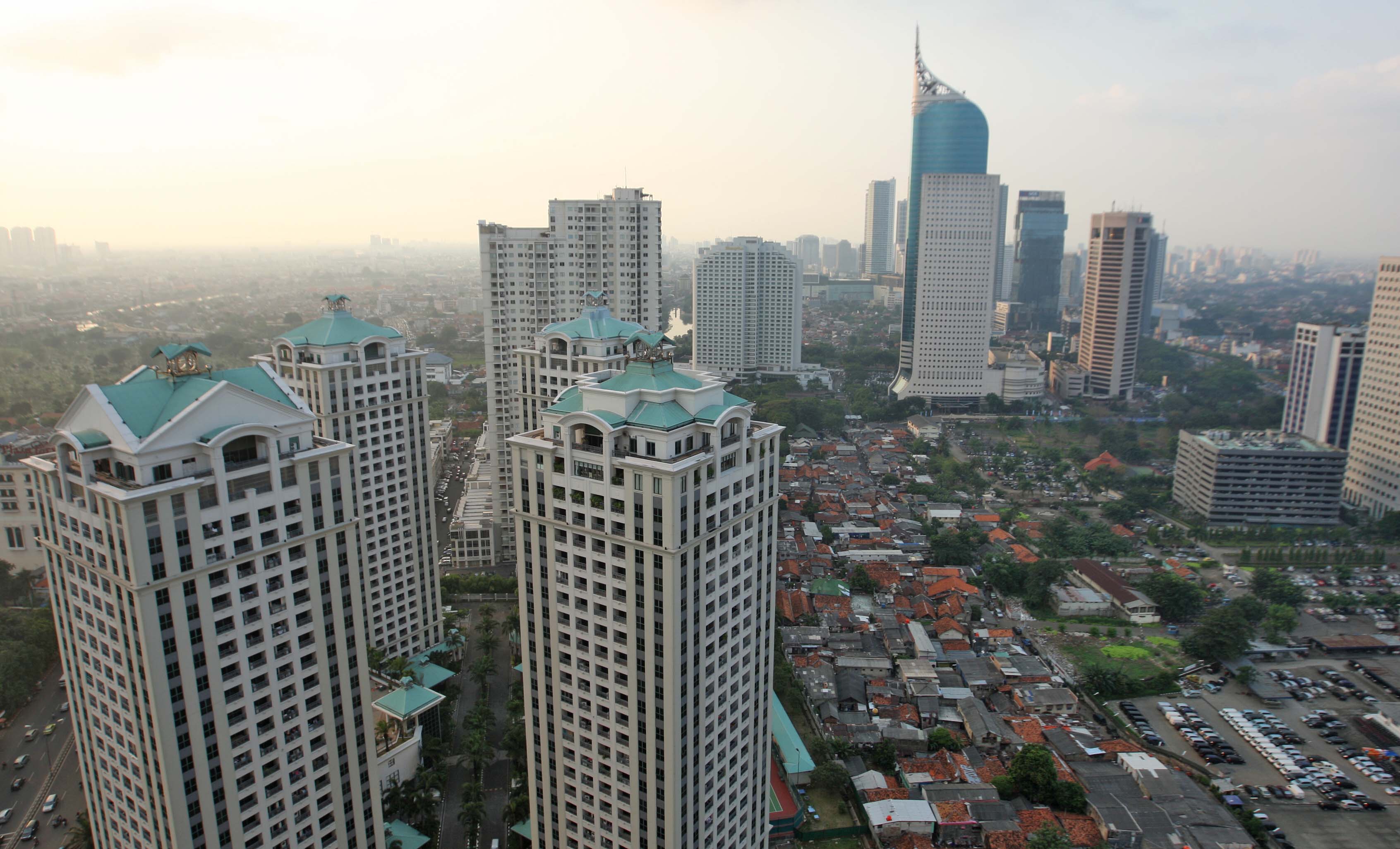 Jejeran gedung di Jakarta. Prospek pemulihan ekonomi Indonesia lebih baik ketimbang negara lain. 