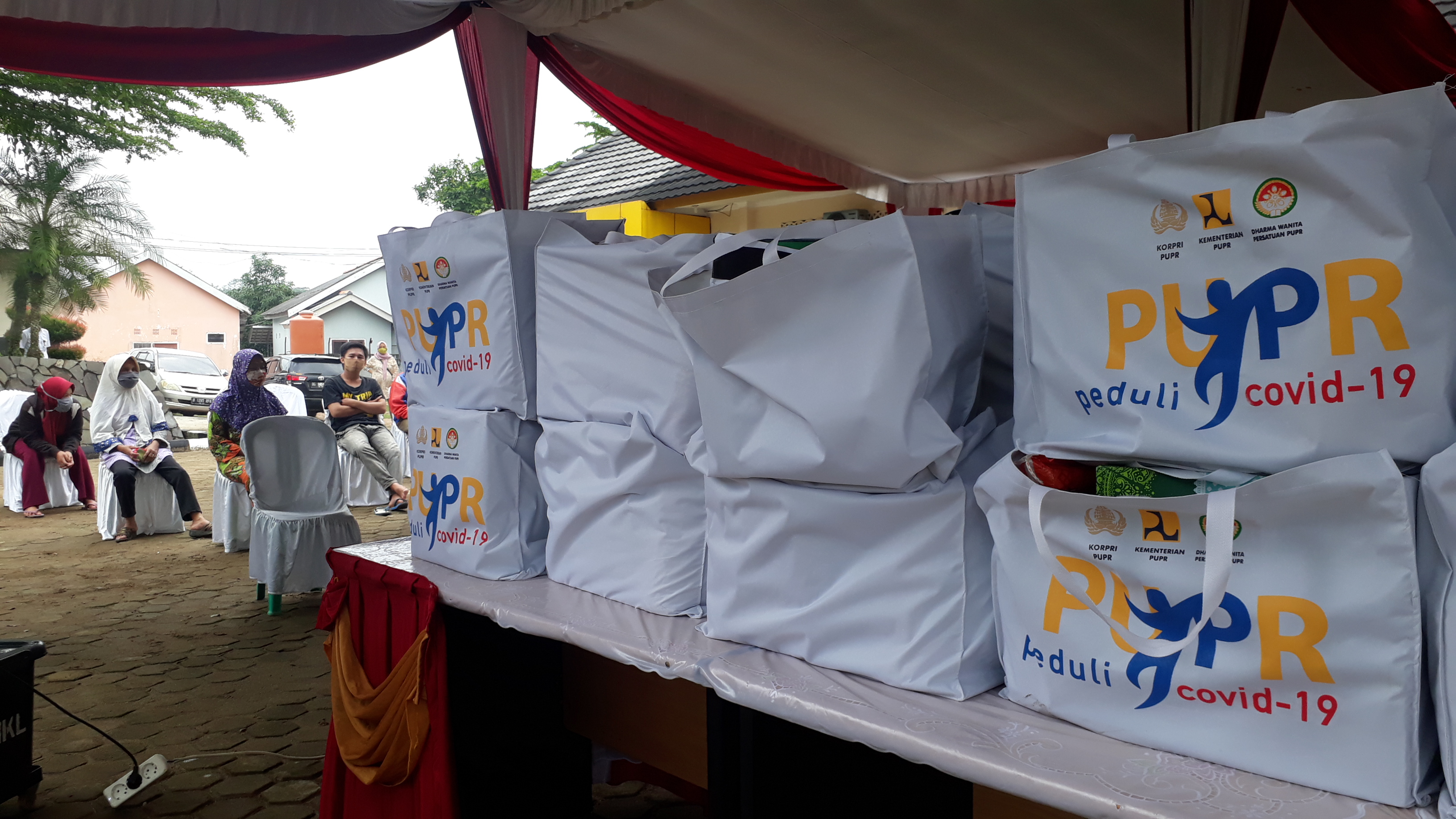 Bansos dari  Balai Besar Pelaksana Jalan Nasional Wilayah V untuk warga terdampak covid-19 di Sumatra Selatan.