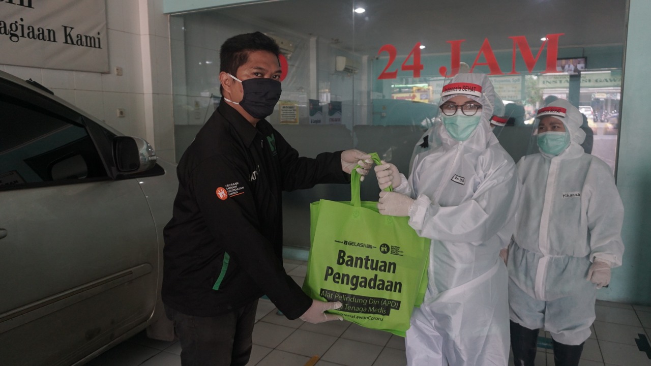 Penyerahan donasi APD dari YBKB ke  Rumah Sakit