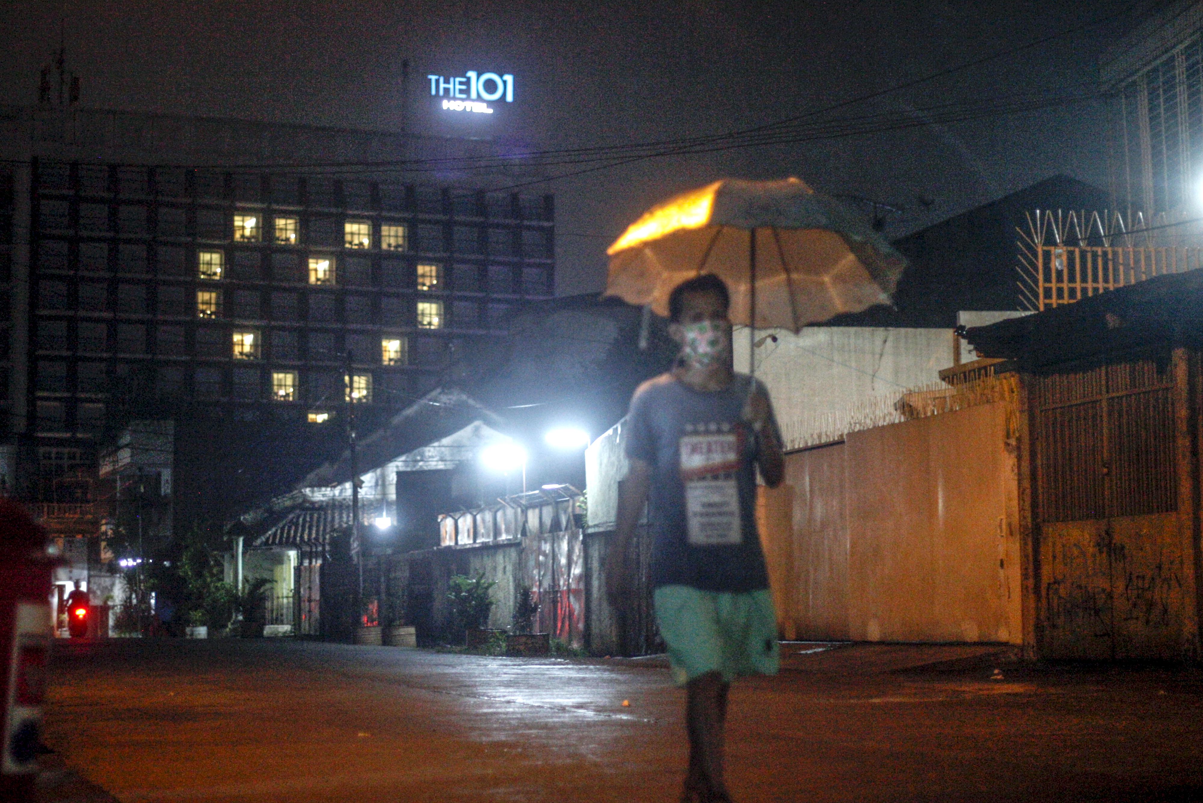  SIMBOL EMPATI COVID-19 DI BOGOR: Salah satu hotel menyalakan lampu kamar dan membentuk tanda cinta di Kota Bogor, Jawa Barat, Kamis (9/4).