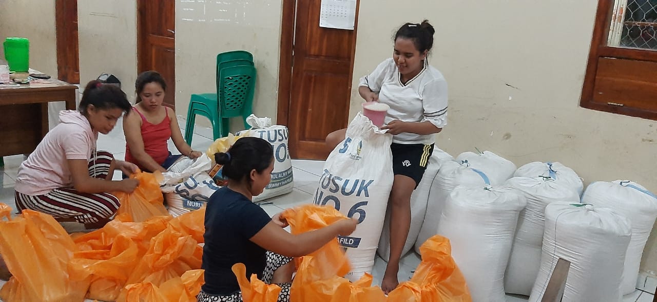  Kelompok Peduli Perempuan Manggarai Barat (KPP Mabar) memberikan bantuan kepada warga Labuan Bajo yang terdampak wabah Covid-19.