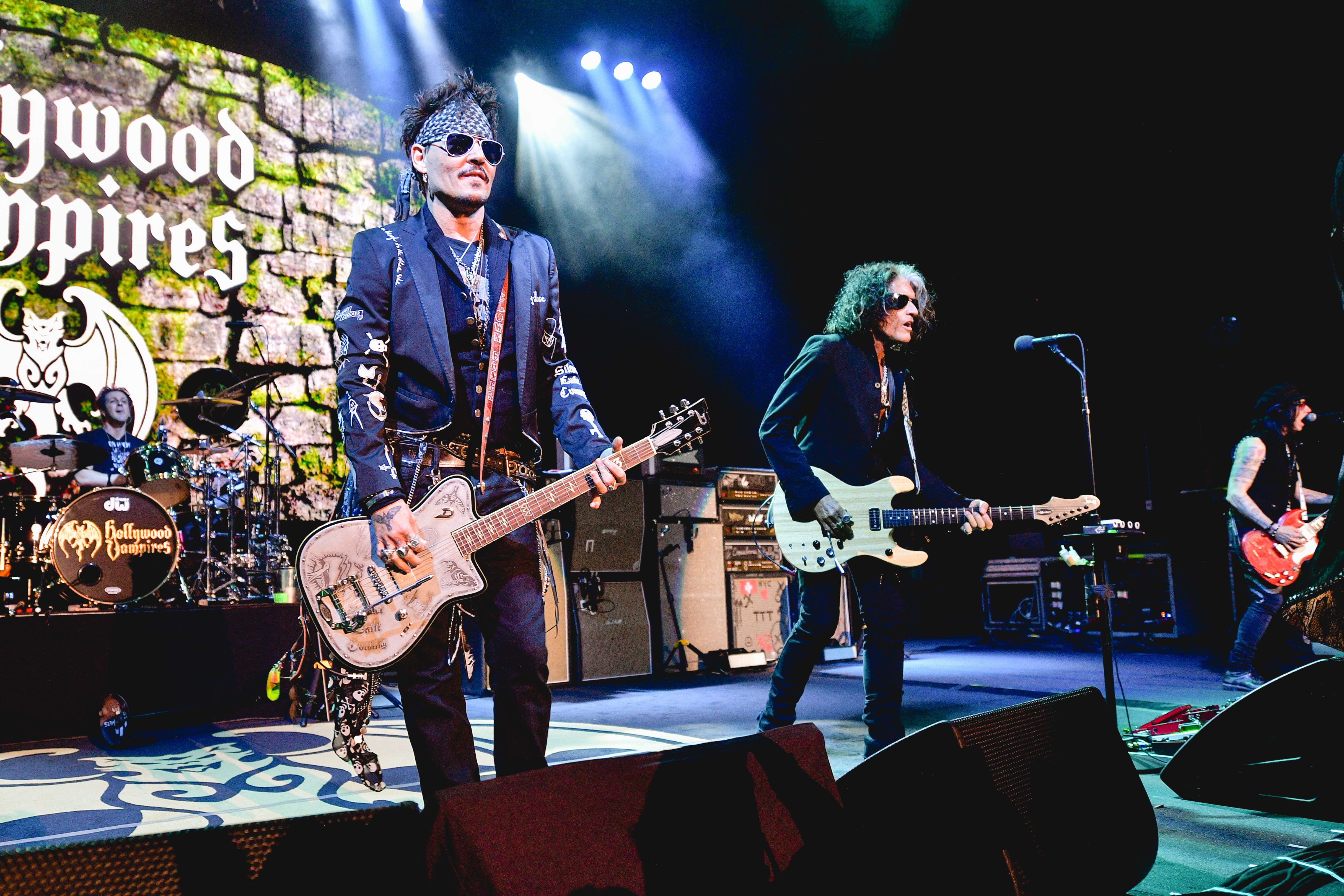 Aktor yang juga musikus, Johnny Depp (kiri) kala tampil bersama bandnya Hollywood Vampires di Los Angeles, tahun lalu.