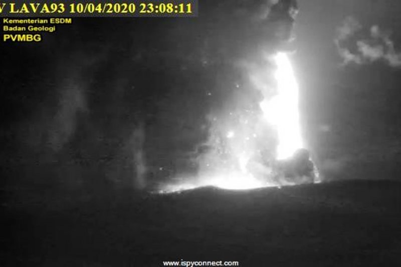 Penampakan erupsi Gunung Anak Krakatau pada Jum'at (10/4) malam.