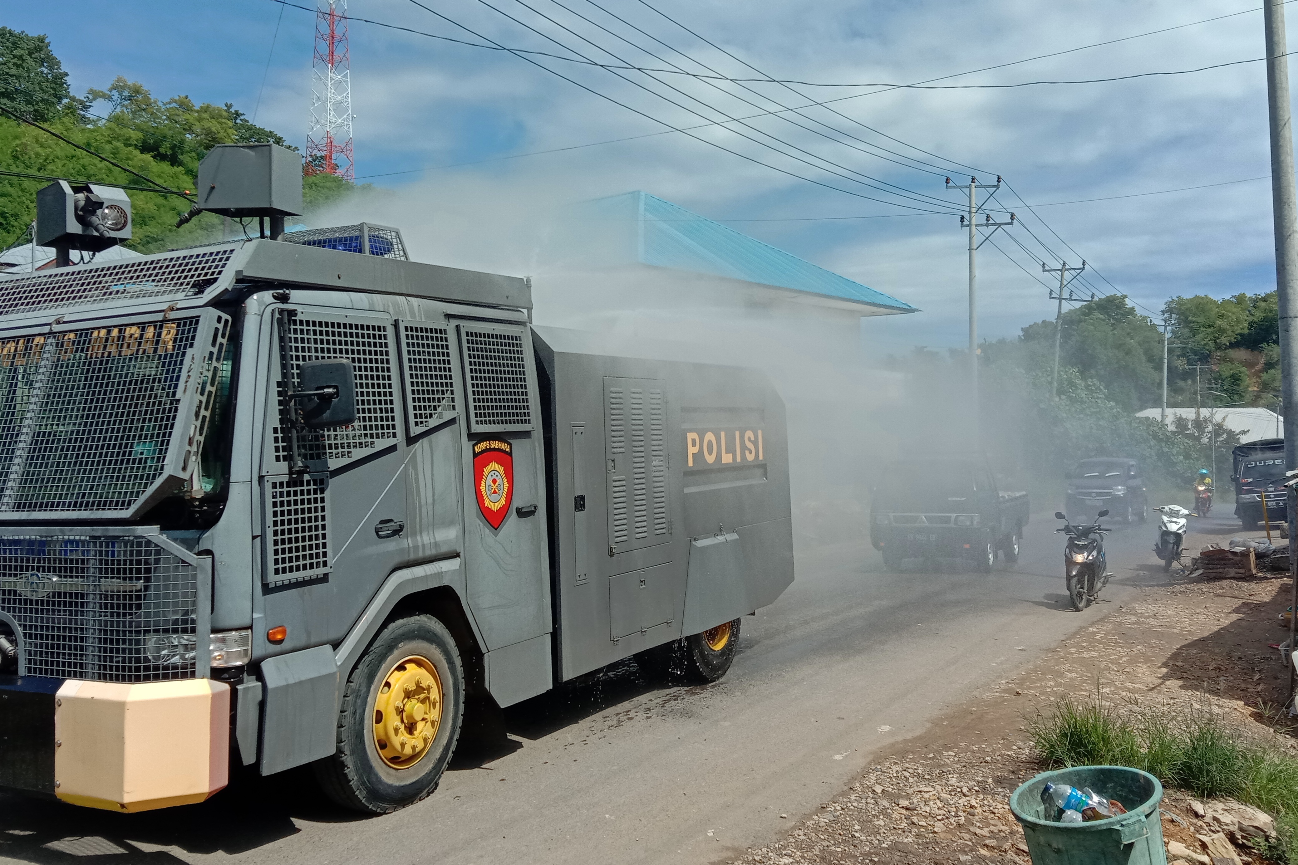 Mobil water cannon menyemprot disinfektan di Labuan Bajo, Manggarai Barat