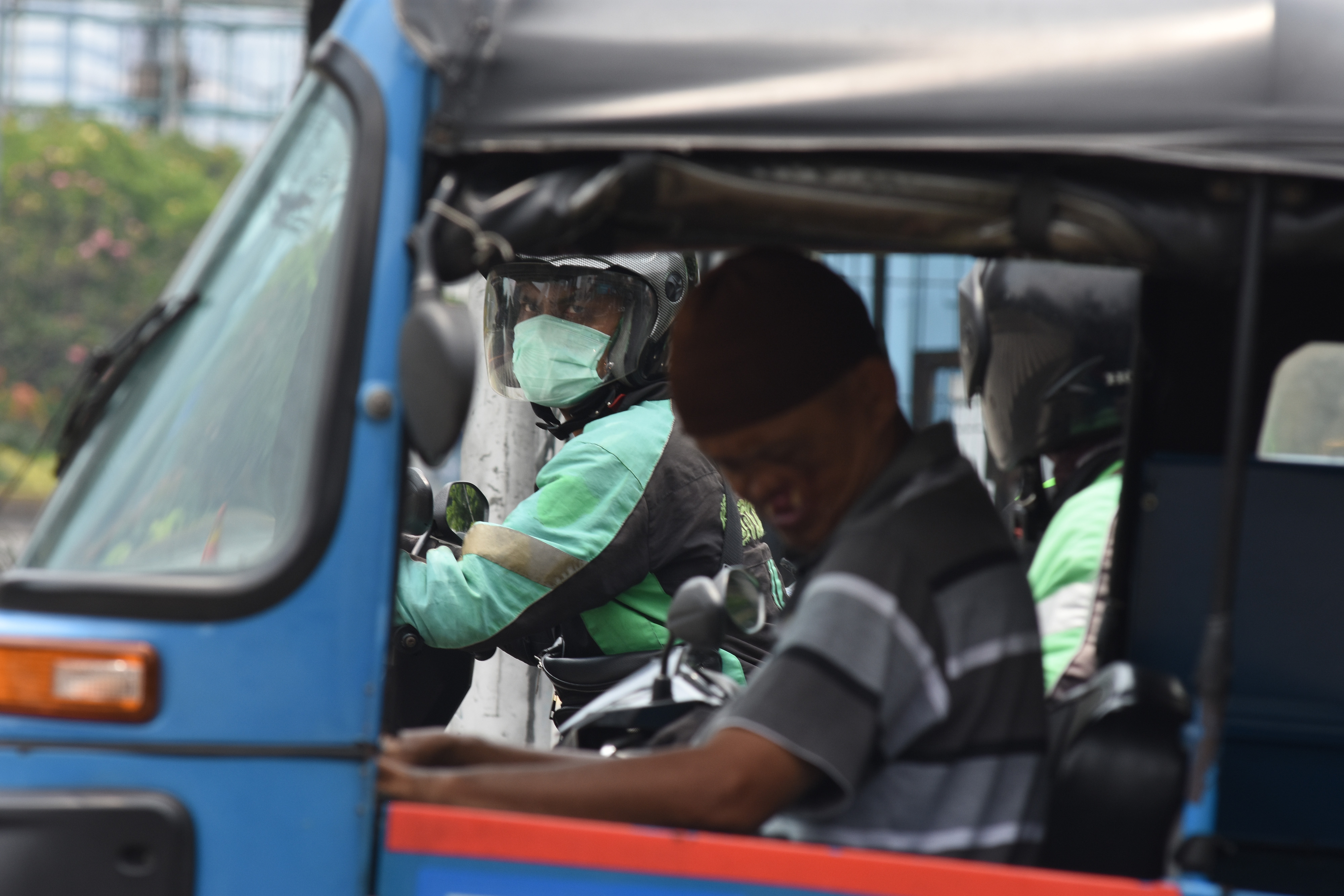 Para pekerja informal yang diprediksi paling terdampak covid-19 di sektor ekonomi, termasuk pengemudi ojek online dan pengemudi bajaj.