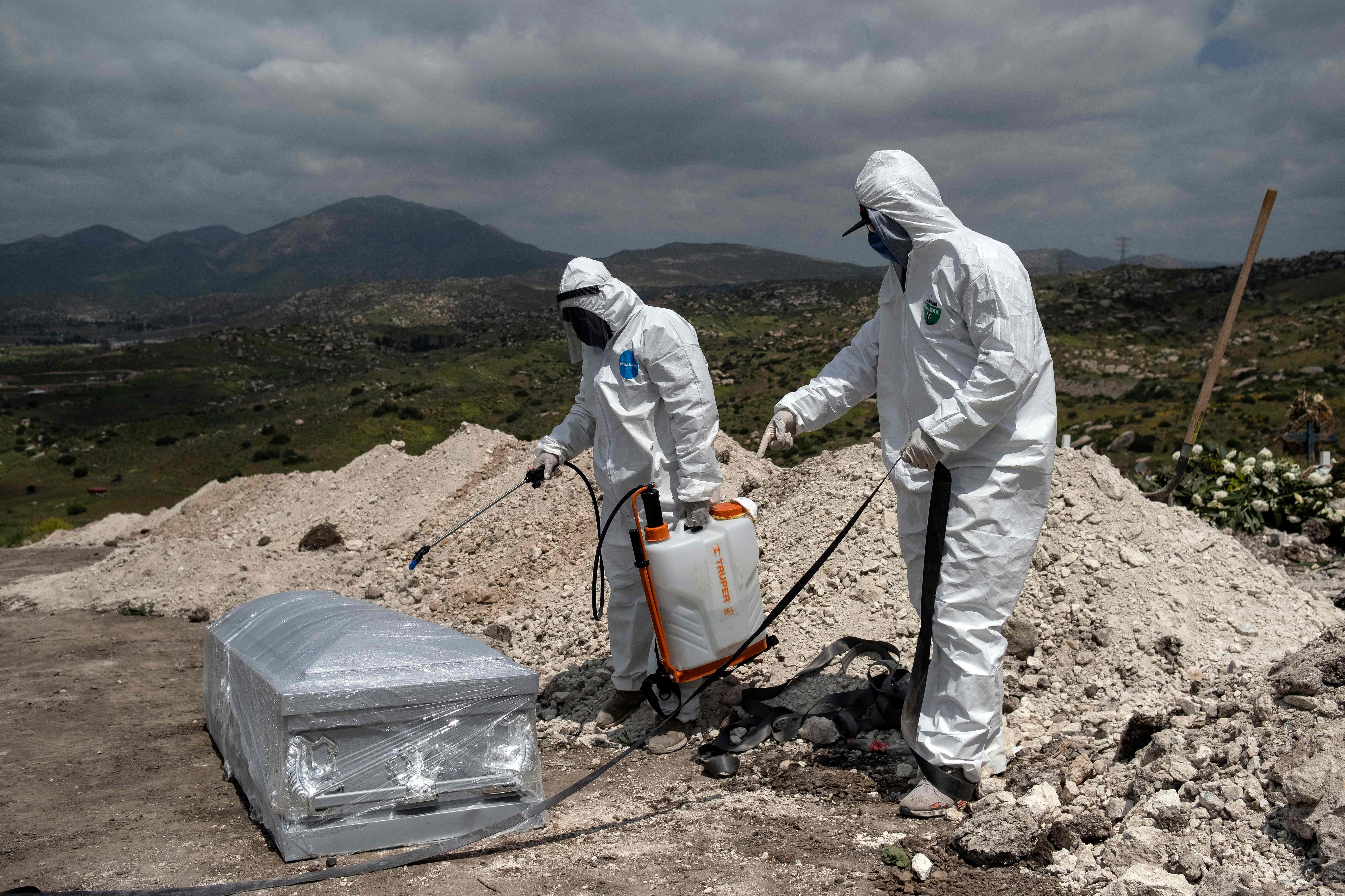 Petugas pemakaman bersiap memakamkan jenazah pasien covid-19 di Tijuana, Meksiko.