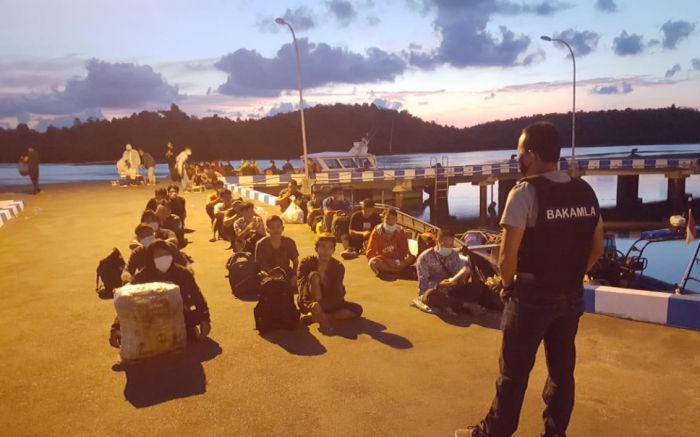Petugas Bakamla mengamankan 47 TKI asal Malaysia yang pulang melewati jalur ilegal