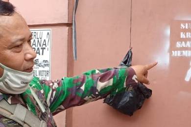 Aparat TNI menunjukkan vandalisme bernuansa provokasi. 