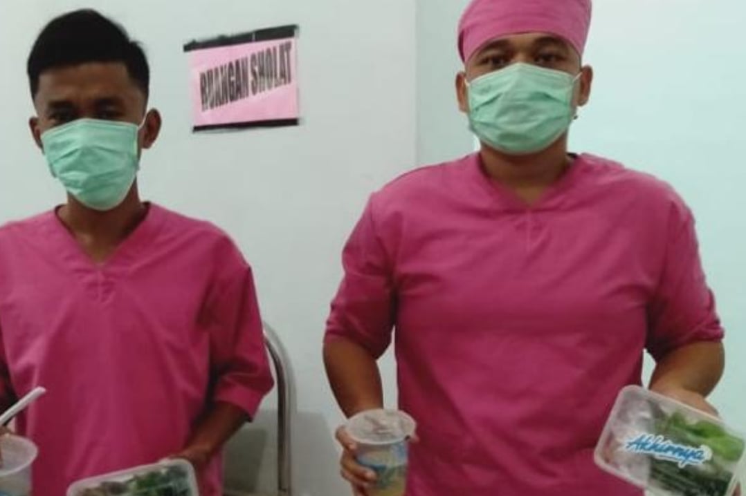 Tenaga medis di RS GL Tobing saat mendapatkan makanan dan kopi gratis.