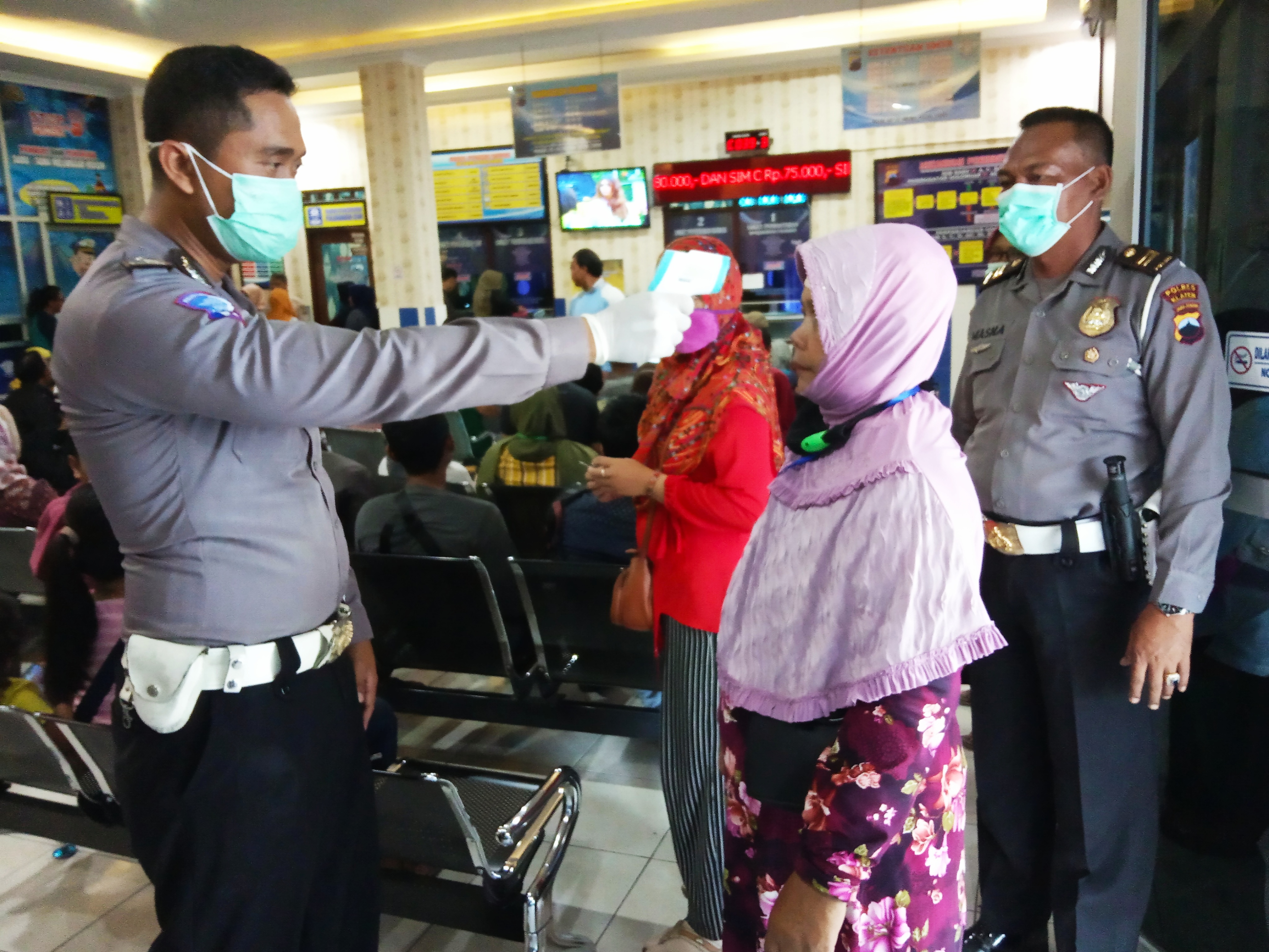 Petugas kepolisian di Klaten memeriksa suhu tubuh pengunjung. Saat ini Pemkab Klaten telah selesai memantau 1.312 ODP.