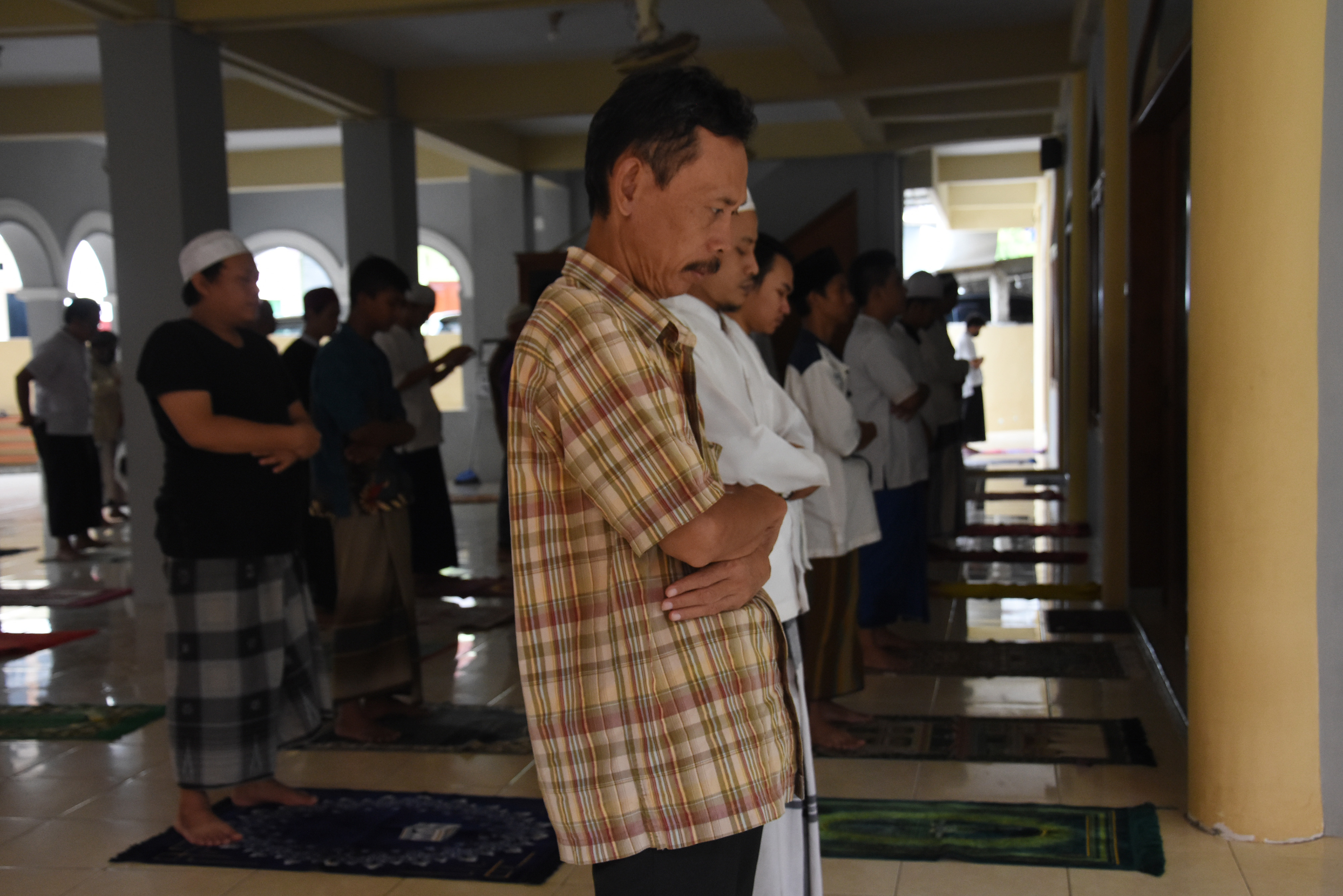 Salat Jumat di Masjid Jami Daarul Muslimin, Pulo Kalibata, Jakarta, Jumat (17/4/2020).