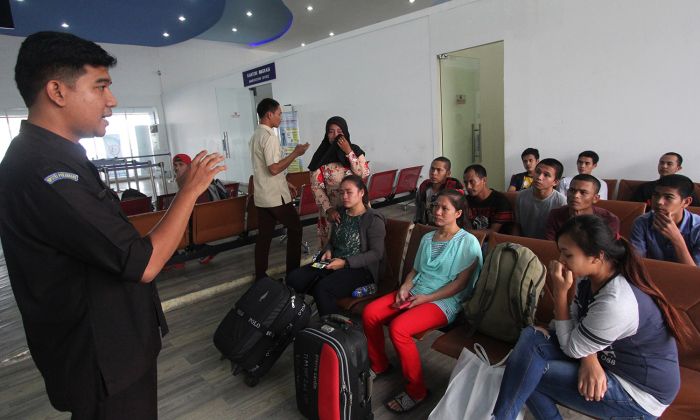 Puluhan TKI mendapat pengarahan. Pempriov Sumut mengantisipasi kedatangan ribuan TKI ke wilayah itu di tengah pandemi covid-19. 