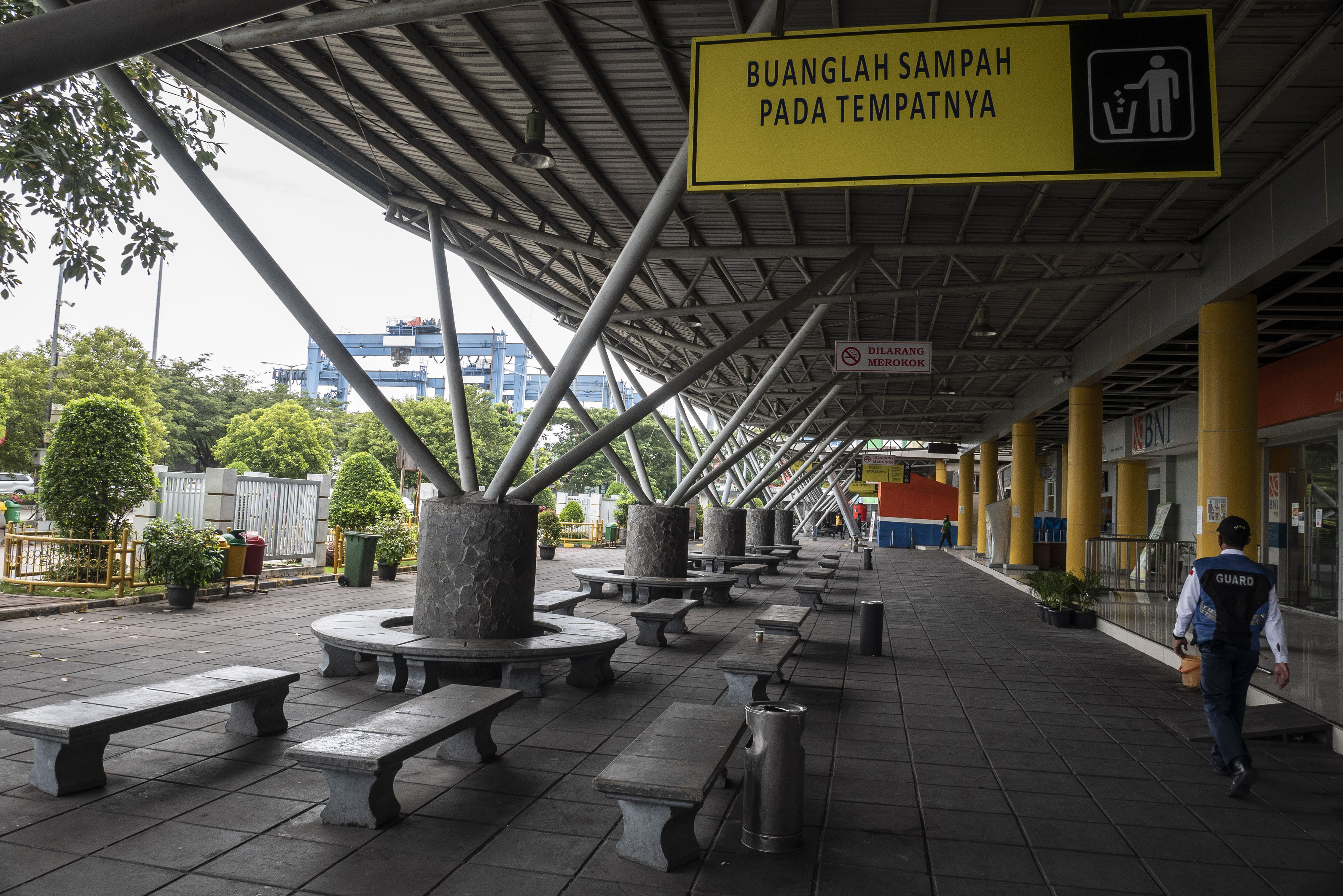 Suasana terminal penumpang Pelabuhan Tanjung Priok di Jakarta, Sabtu (25/4). 