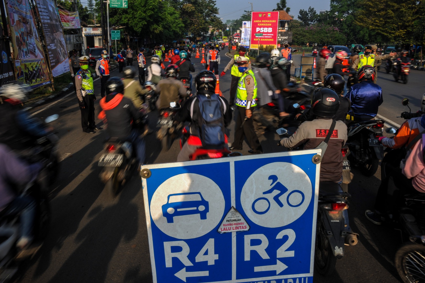 Petugas melakukan pemantauan di titik pemeriksaan pelaksanaan PSBB di perbatasan Kota Bandung, Jawa Barat, pekan lalu.