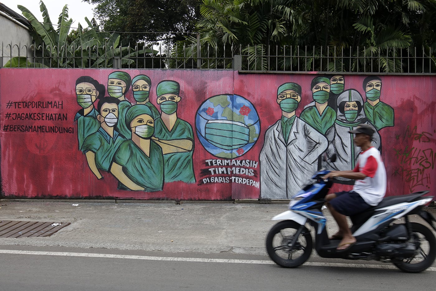 Mural dukungan untuk tenaga medis yang menangani covid-19