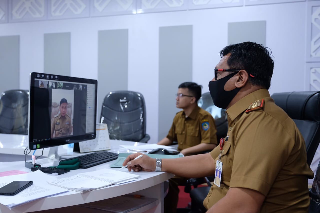 Bupati Gowa Adnan Purichta Ichsan (kanan) saat memimpin Rapat Koordinasi Persiapan PSBB Kabupaten Gowa, Senin (27/4).