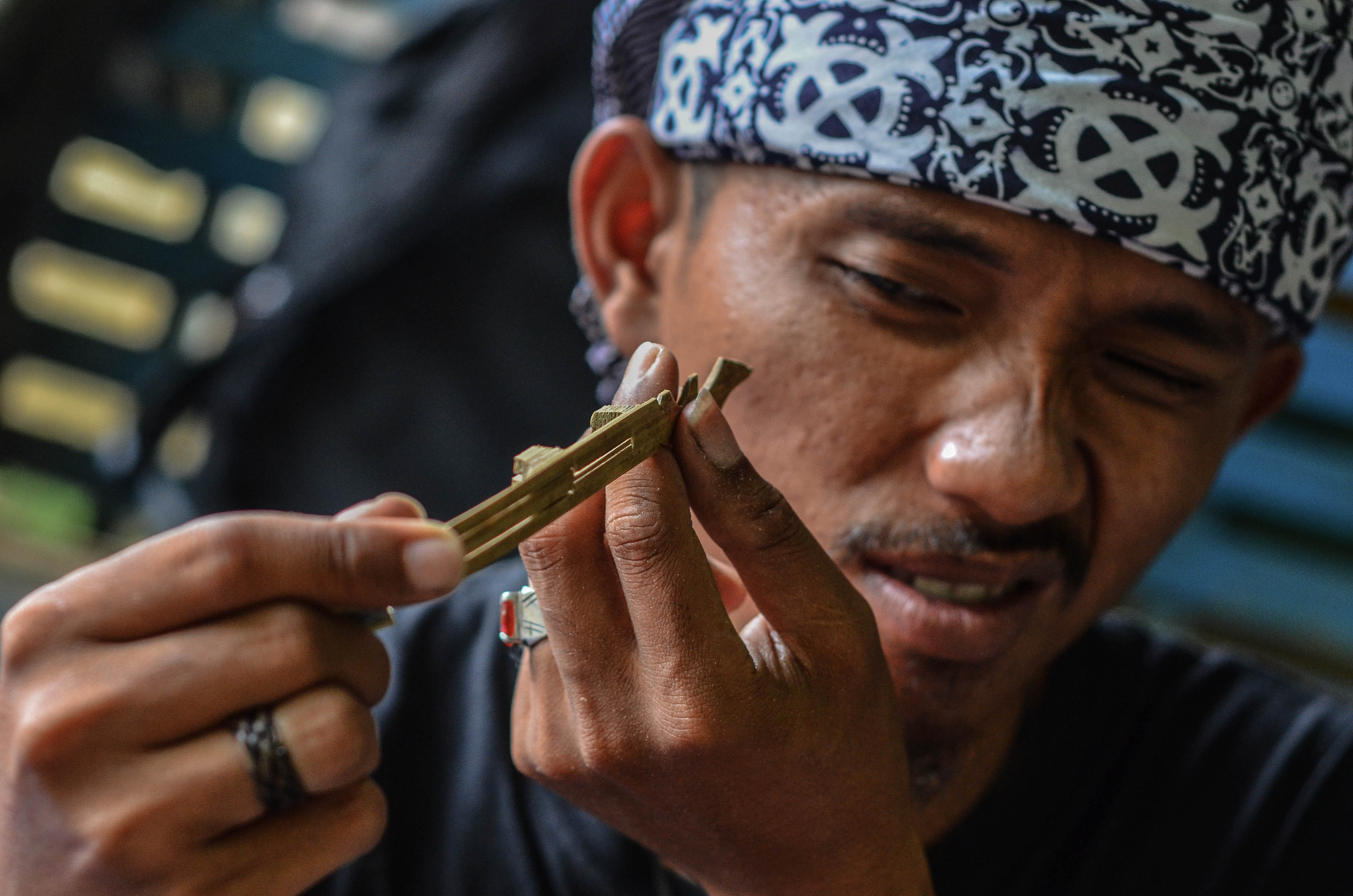 Seniman sekaligus perajin Ecep Bilal, menyelesaikan pembuatan karinding di Sanggar lingkung Seni Tunggul Galuh, Ciamis