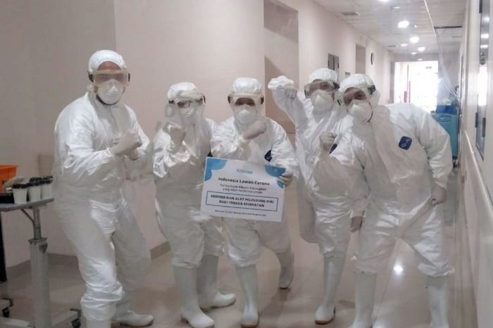 Para Tim Medis RSUD Cengkareng yang siap membantu para pasien yang terkena COVID-19 dengan menggunakan APD. 
